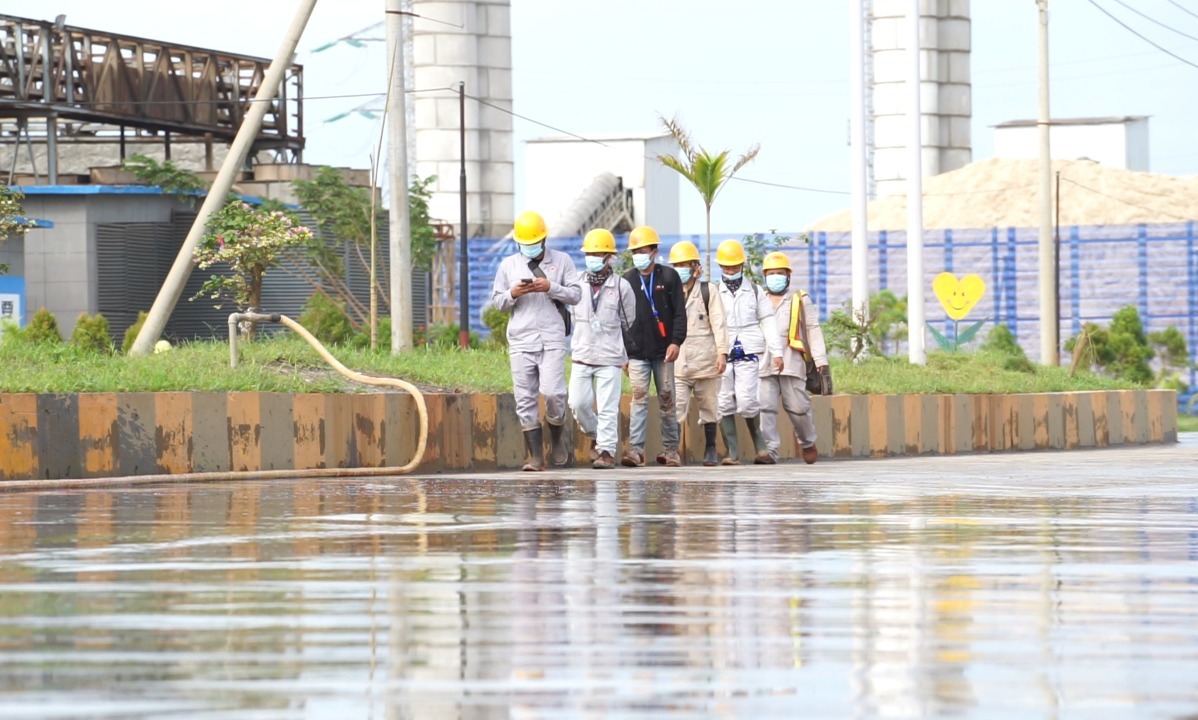 Para pekerja lokal di kawasan industri di Kawasan Industri Morosi, Kabupaten Konawe, Sulawesi Tenggara.