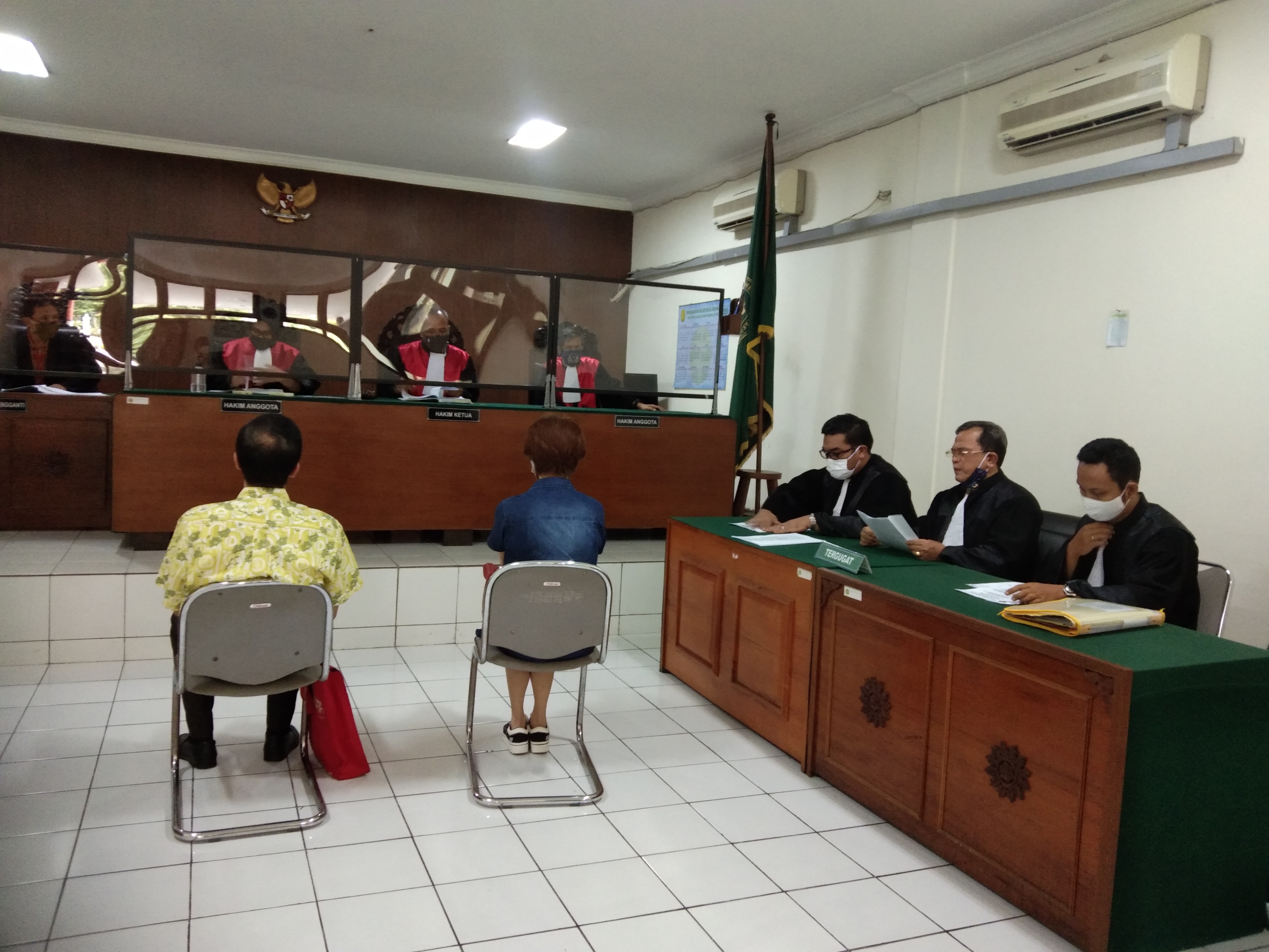 Pasutri Agustadi-Yenny Indarto menjadi terdakwa kasus jual beli rumah saat menjalani sidang di di PN Yogyakarta 