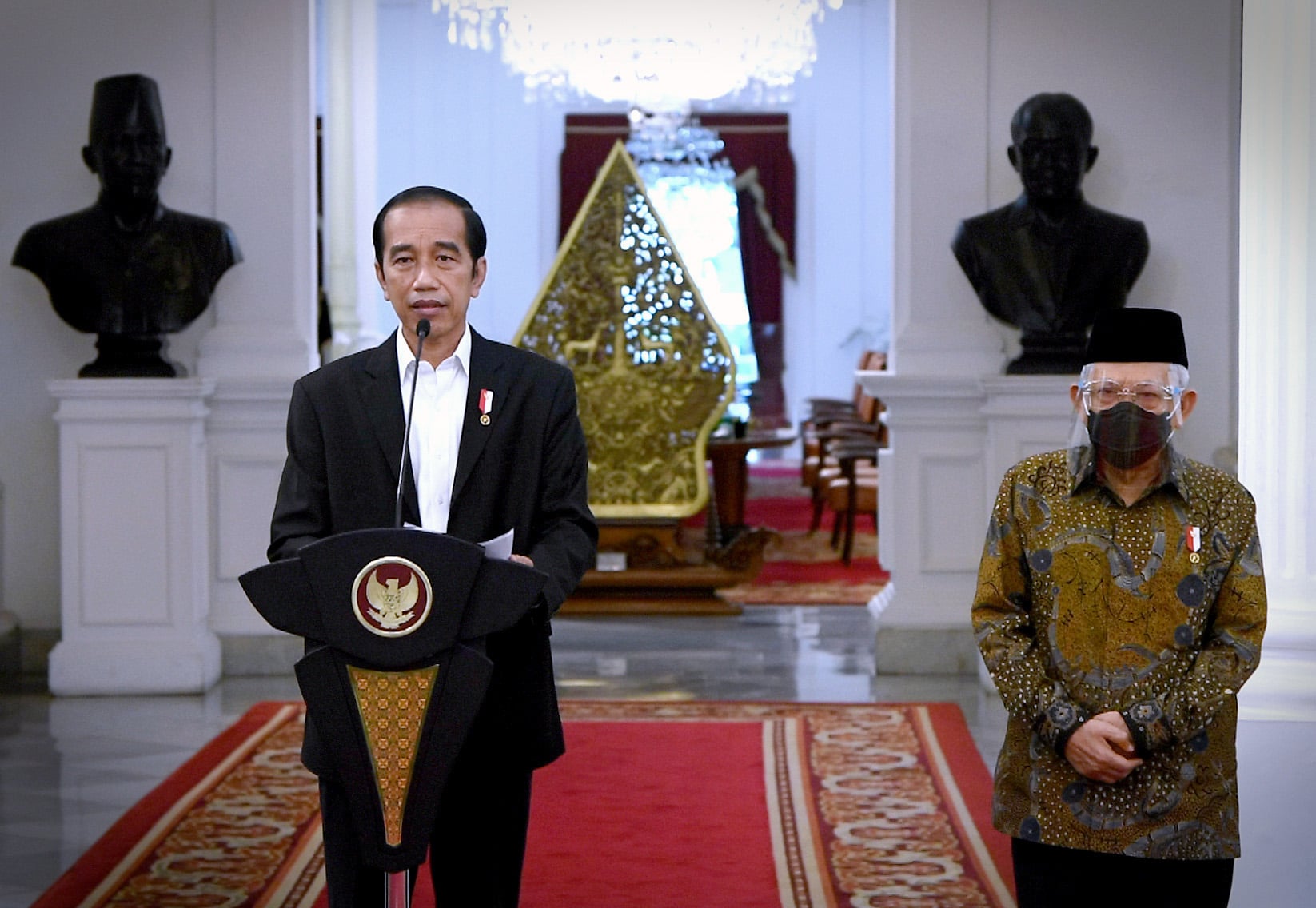 Presiden Jokowi didampingi Wapres Ma'ruf Amin saat memberikan pernyataan pers.