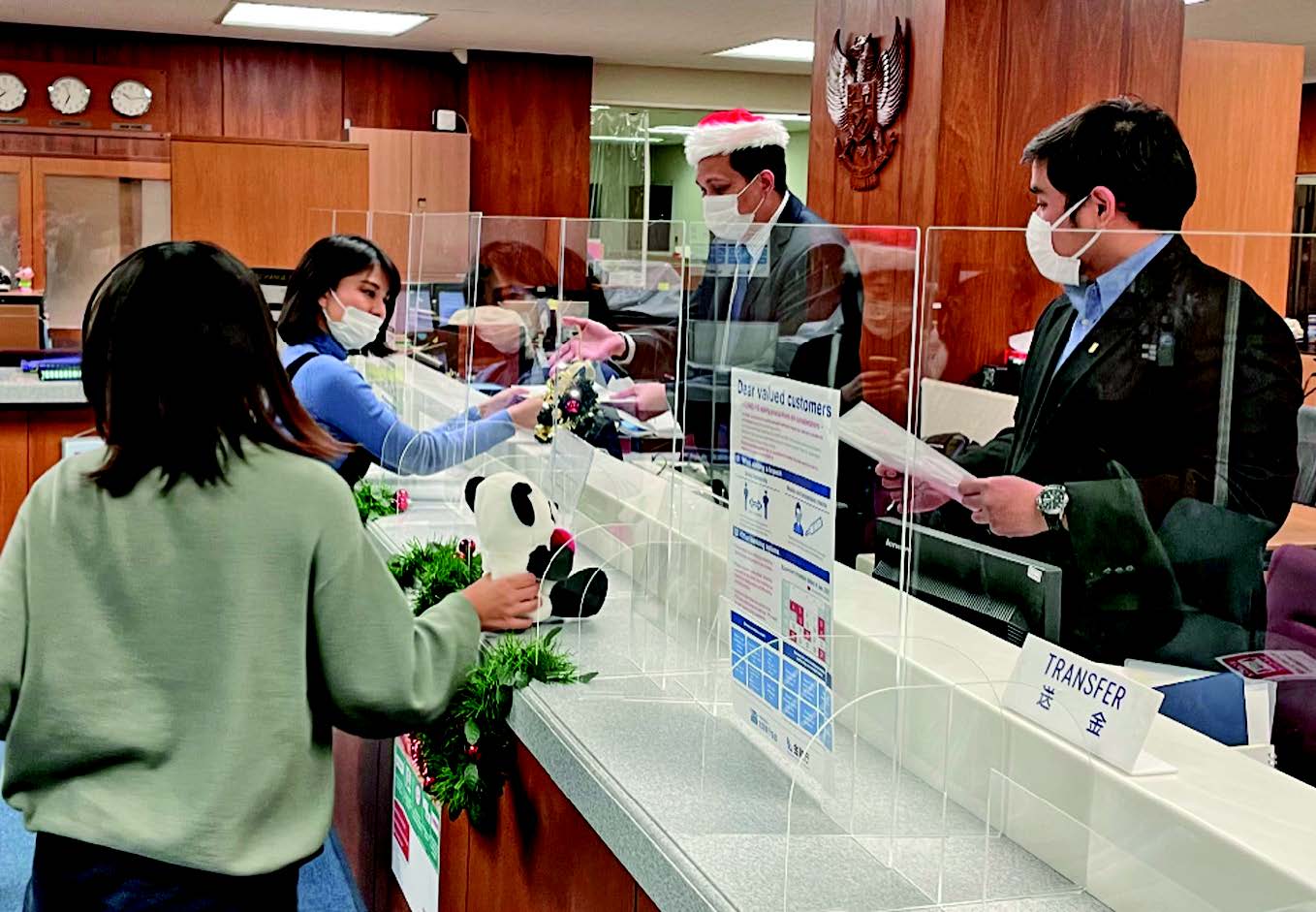 Pegawai sedang melayani transaksi nasabah pada Hari Natal di Kantor BNI Cabang Tokyo, Jepang, akhir pekan lalu.