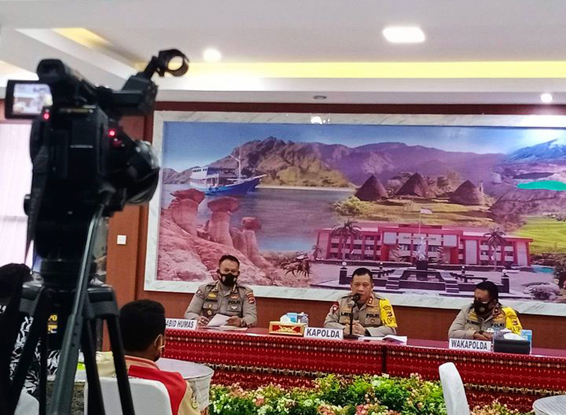  Kapoda NTT Irjen Lotharia Latif (tengah) bersama Wakapoda Brigjen Kliment Dwikorjanto dan Kabid Humas Kombes Johanes Bangun (kiri).