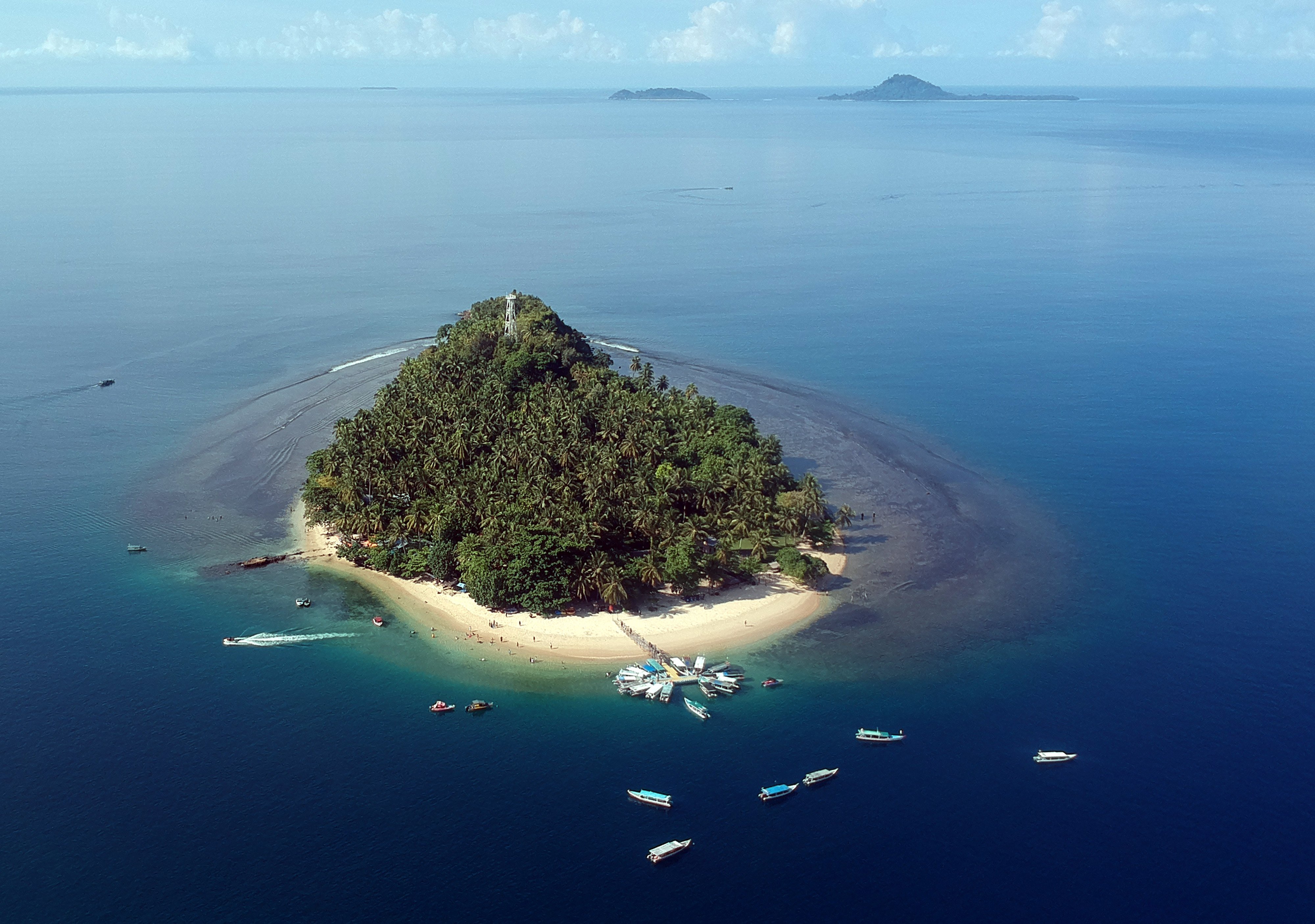 Sejumlah kapal wisata berada di Pulau Cingkuak, Painan, Kabupaten Pesisir Selatan, Sumatera Barat, Rabu (23/12).
