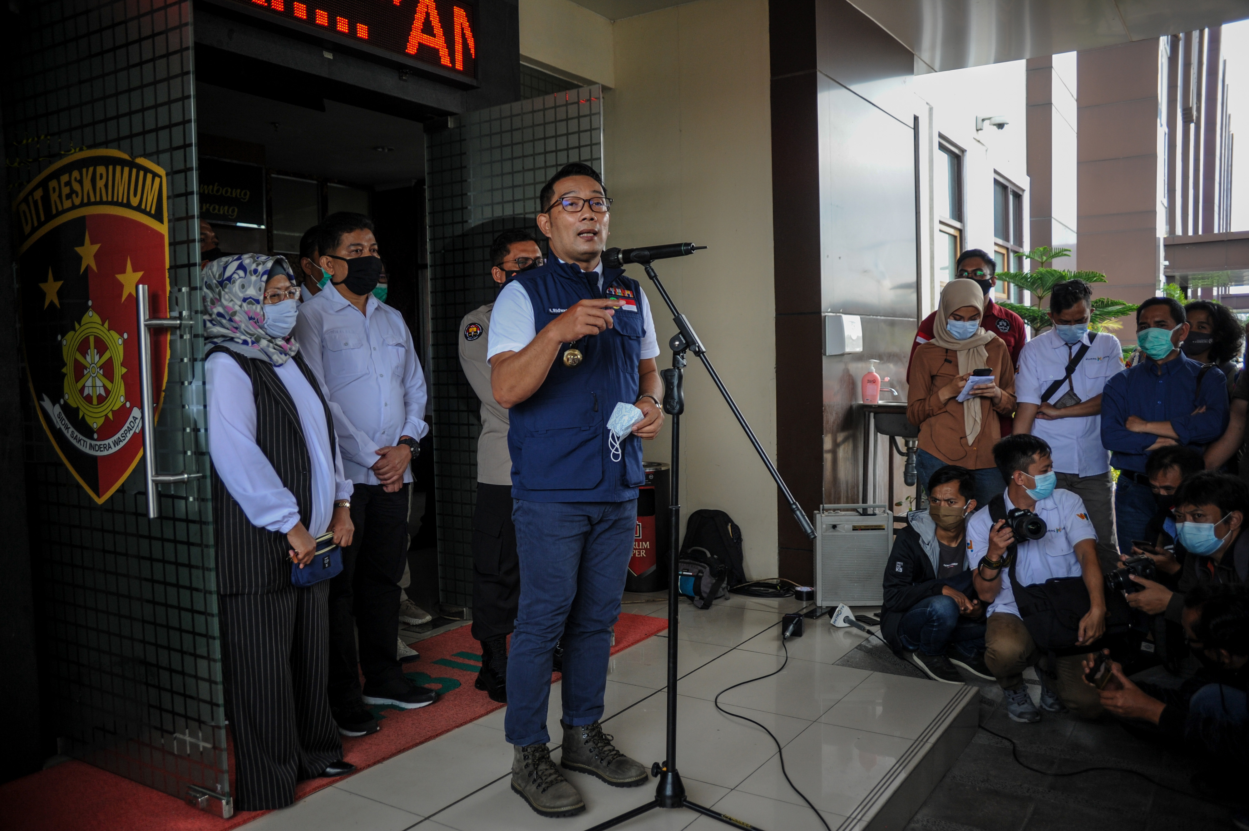 Gubernur Jawa Barat Ridwan Kamil memberikan pernyataan kepada awak media usai menjalani pemeriksaan di Ditreskrimum Polda Jabar, Rabu (16/12