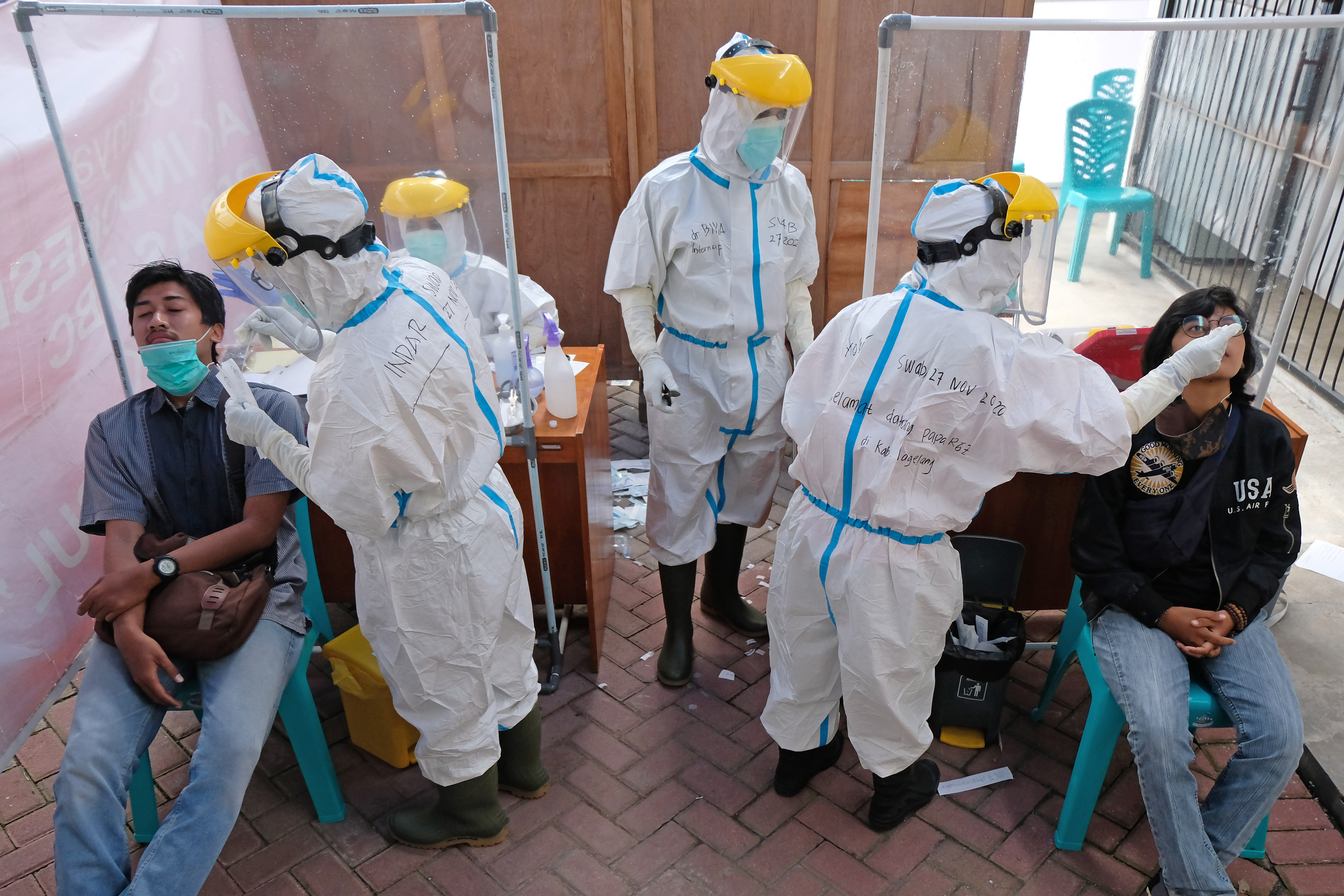 Petugas medis melakukan tes usap kepada wartawan di Puskesmas Borobudur, Magelang, Jawa Tengah, beberapa waktu lalu.