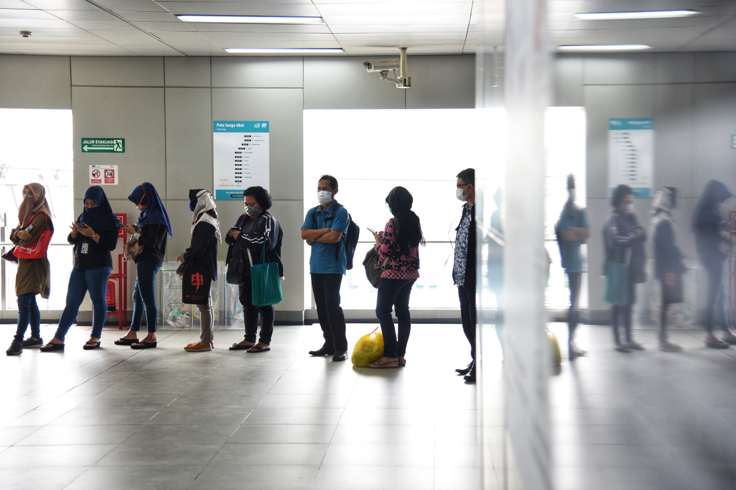 Antrean panjang calon penumpang yang hendak menggunakan kereta MRT (Moda Raya Terpadu) di Terminal MRT Lebak Bulus