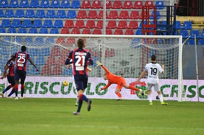 Laga Serie A antara Crotone dan Spezia.