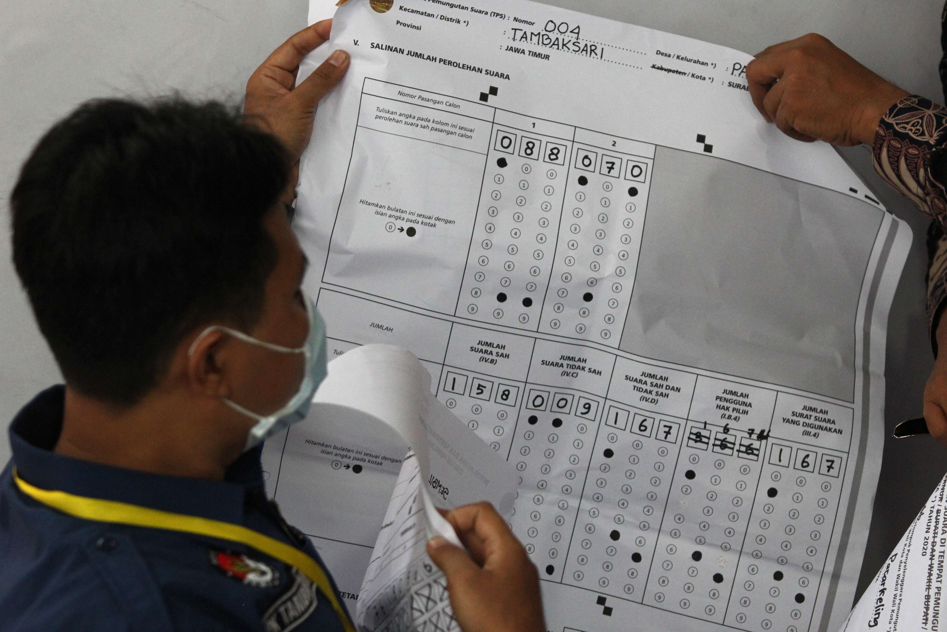  Rekapitulasi hasil perhitungan suara Pilkada Kota Surabaya 2020, di Kecamatan Tambaksari, Surabaya, Jawa Timur, Jumat (11/12).