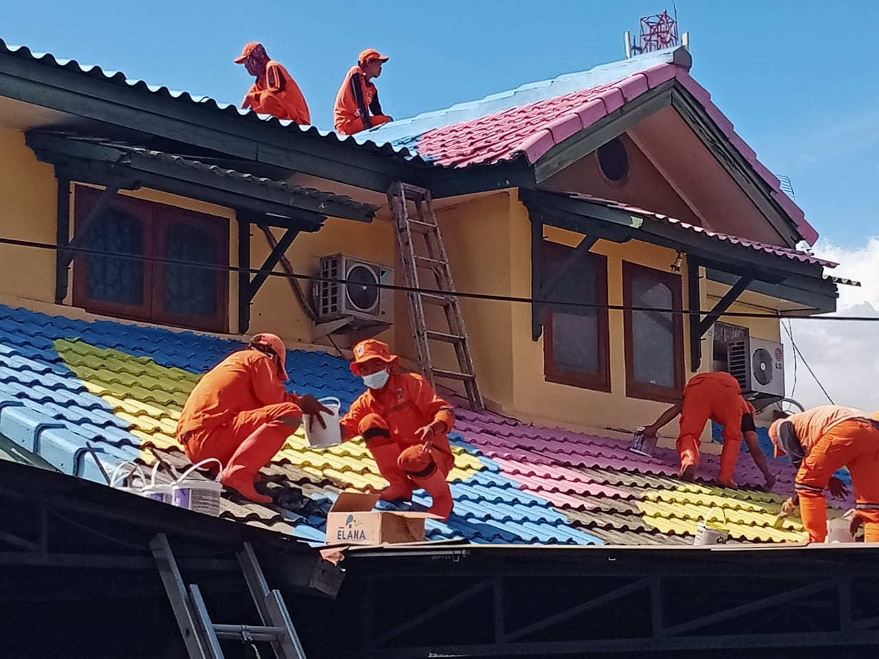 Perindah Kota, Atap Rumah di Sekitar Flyover Tapal Kuda Diwarnai
