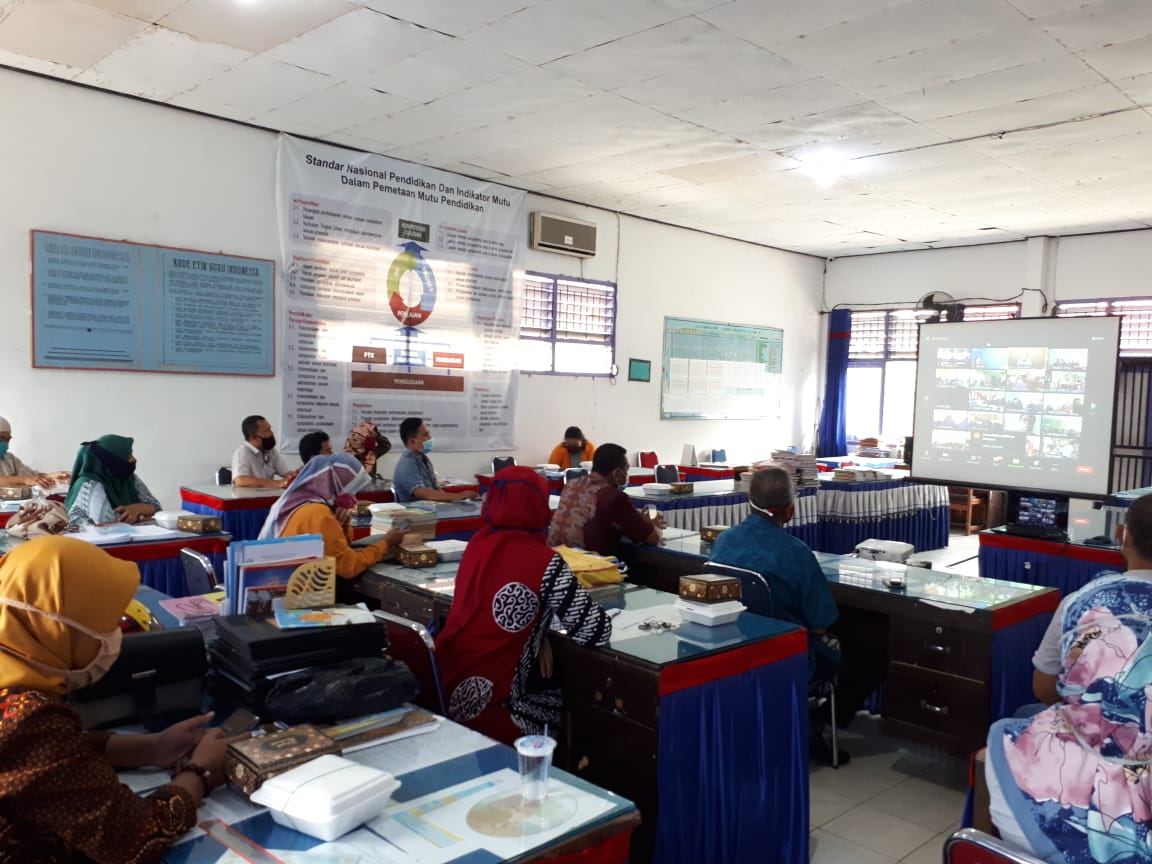 Sejumlah guru tengah mengikuti webinar yang bertajuk 'Majulah Tenaga Pendidik Indonesia Timur'.