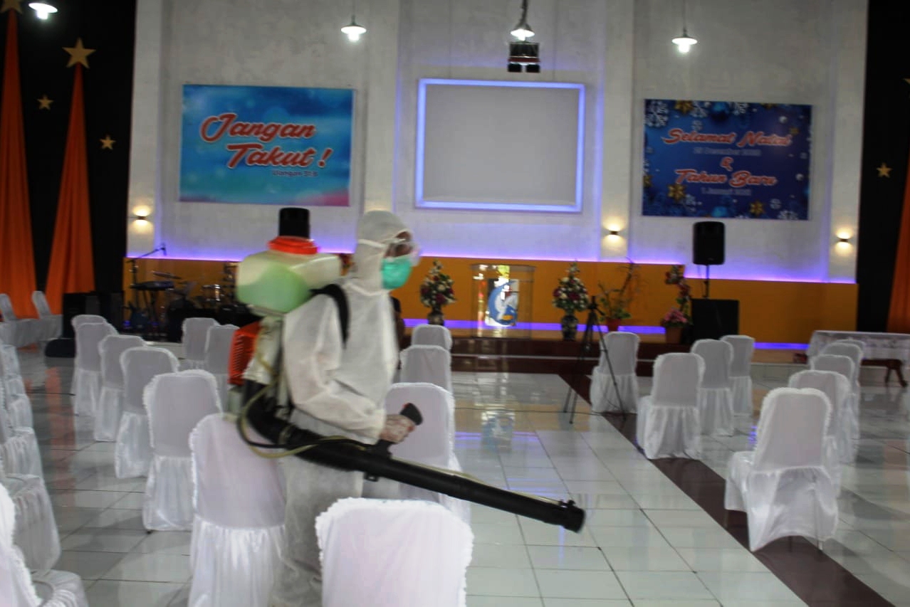 Jelang perayaan natal, Polda Nusa Tenggara Timur (NTT) melakukan penyemprotan disinfektan di gereja di Kota Kupang, Rabu (23/12).