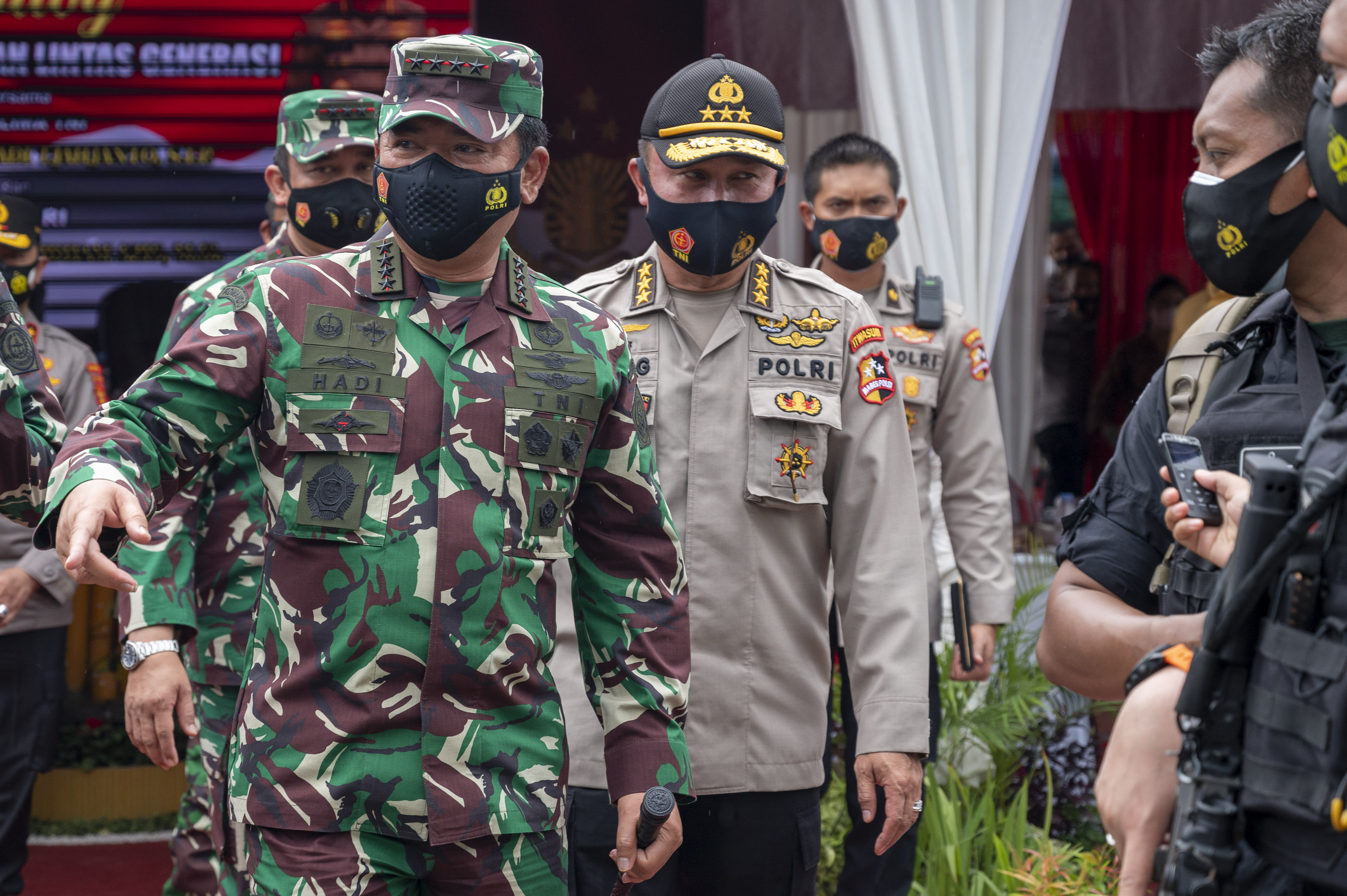 Panglima TNI Marsekal TNI Hadi Tjahjanto (kiri) bersama Inspektur Pegawasan Umum (Irwasum) Polri Komjen Pol Agung Budi Maryoto (kedua kiri) 