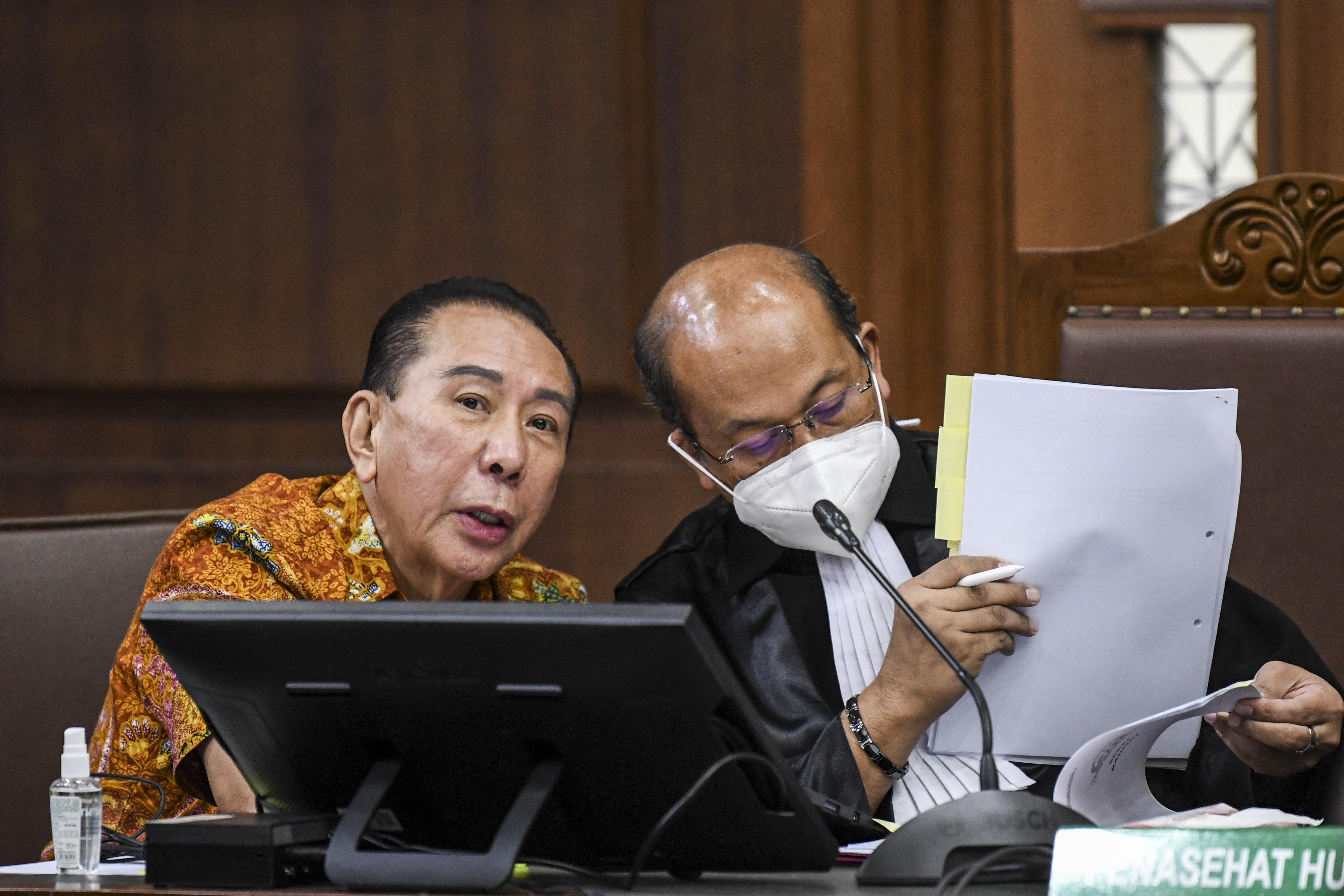 Joko Tjandra salah satu terdakwa kasus surat palsu selain Brigjen Prasetijo Utomo, dan Anita Kolopaking saat mendengarkan putusan hakim.
