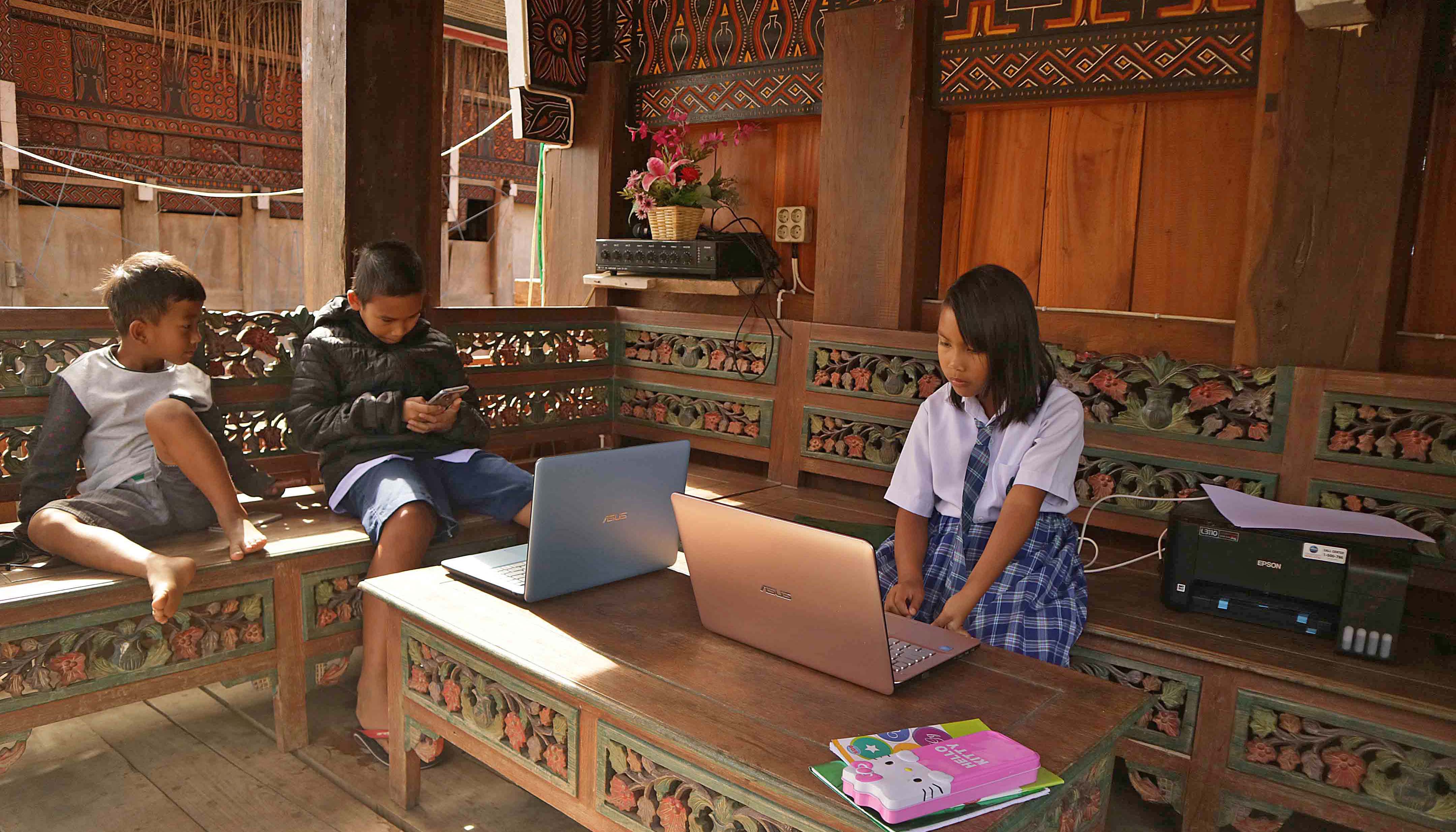 Ilustrasi: Pelajar SD mengikuti pembelajaran jarak jauh secara daring di rumah khas Toraja atau Tongkanan di Desa Lembang Lolai