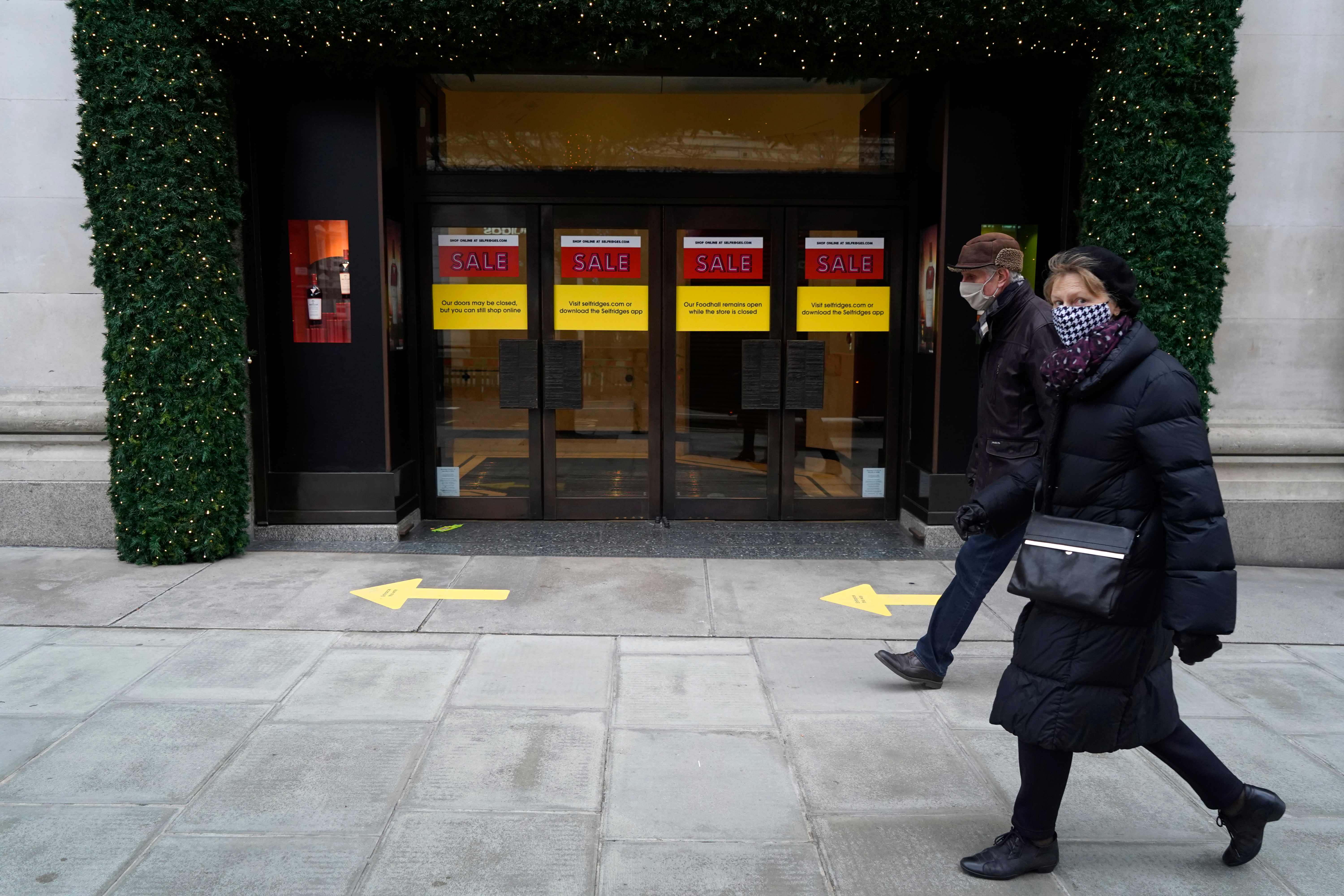 Warga Inggris mengenakan masker untuk memproteksi diri dari paparan covid-19