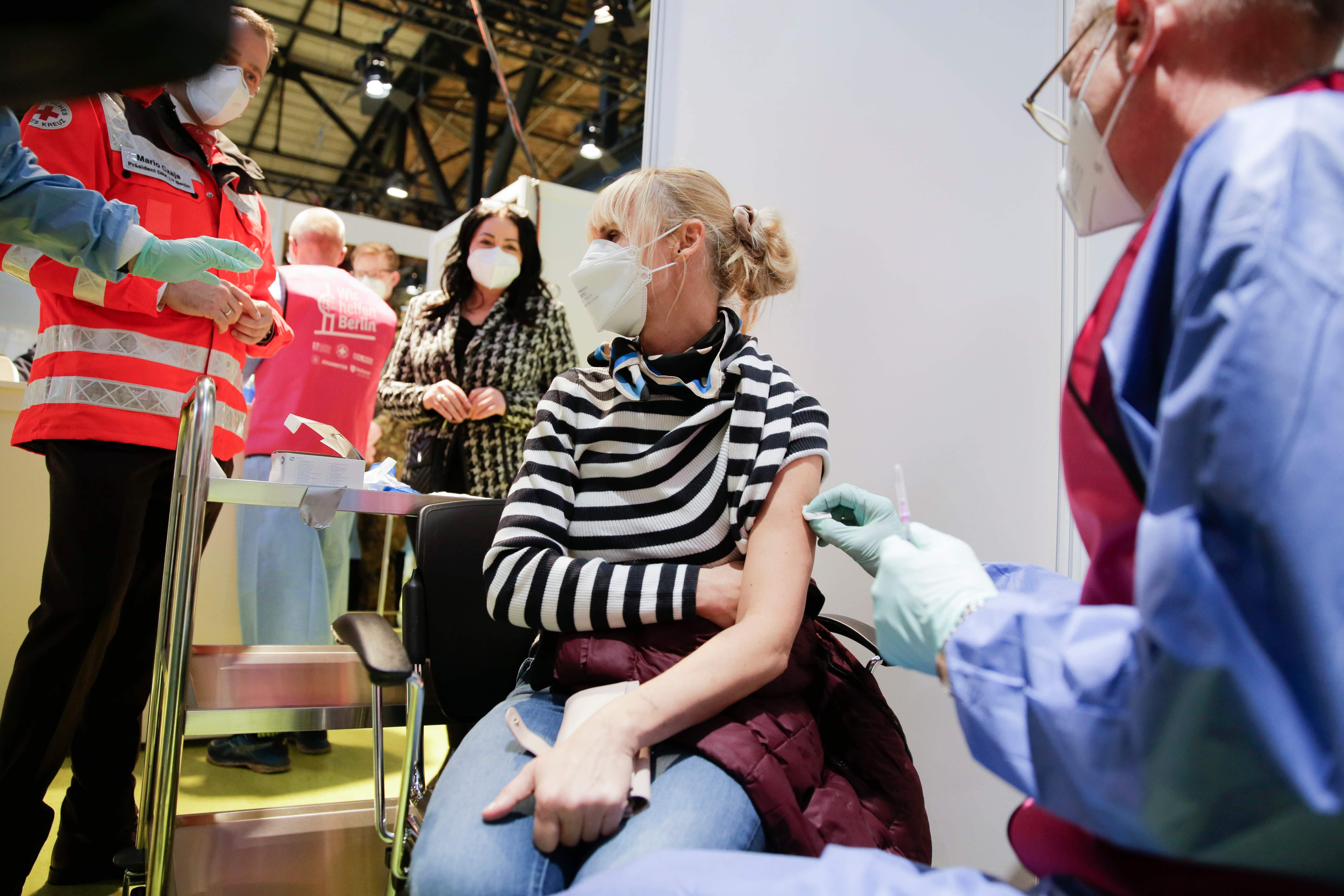 Seorang wanita divaksin Pfizer-Biontech Covid-19 di Pusat Vaksin Arena Treptow, Berlin, Jerman. 