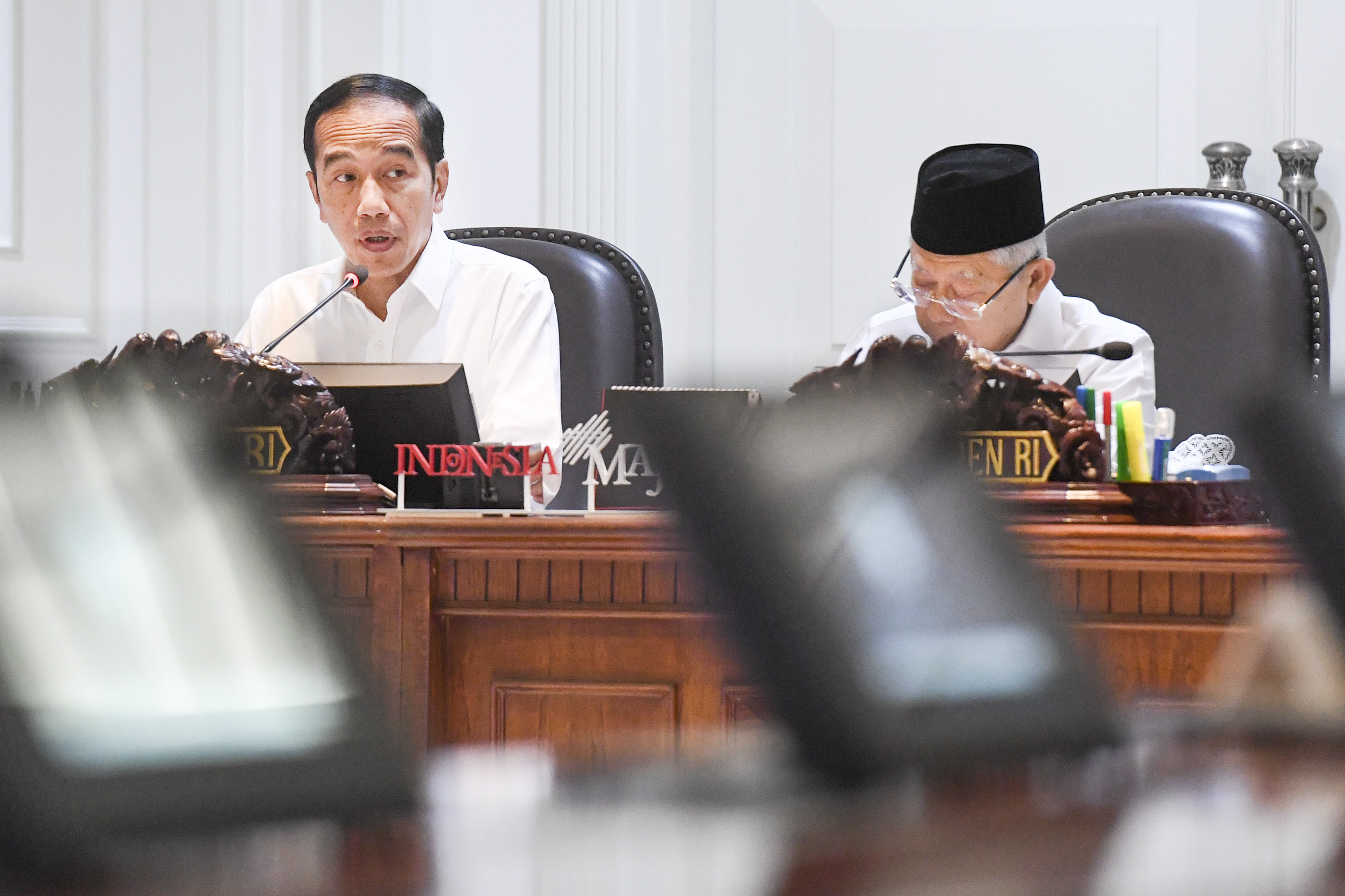 Presiden Joko Widodo (kiri) didampingi Wakil Presiden Ma'ruf Amin (kanan) memimpin rapat terbatas (ratas) di Kantor Presiden, Jakarta.