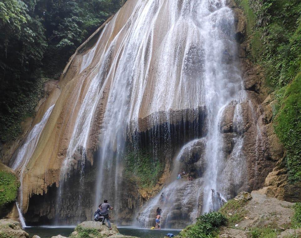 Indahnya air terjun Tumburano di Pulau Wawonii Kabupaten Konawe Kepulauan, belum bisa dinikmati wisatawan dari luar daerah.