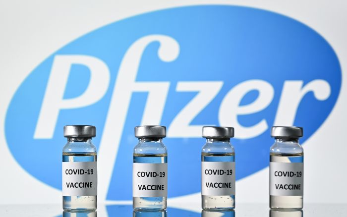 Foto ilustrasi vaksin covid-19 produksi Pfizer dan BioNTech.