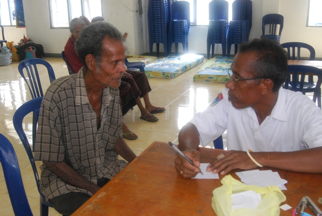 Pengungsi erupsi Ile Lewotolok sedang didata di Aula Kopdit Ankara, Lewoleba, Kabupaten Lembata.