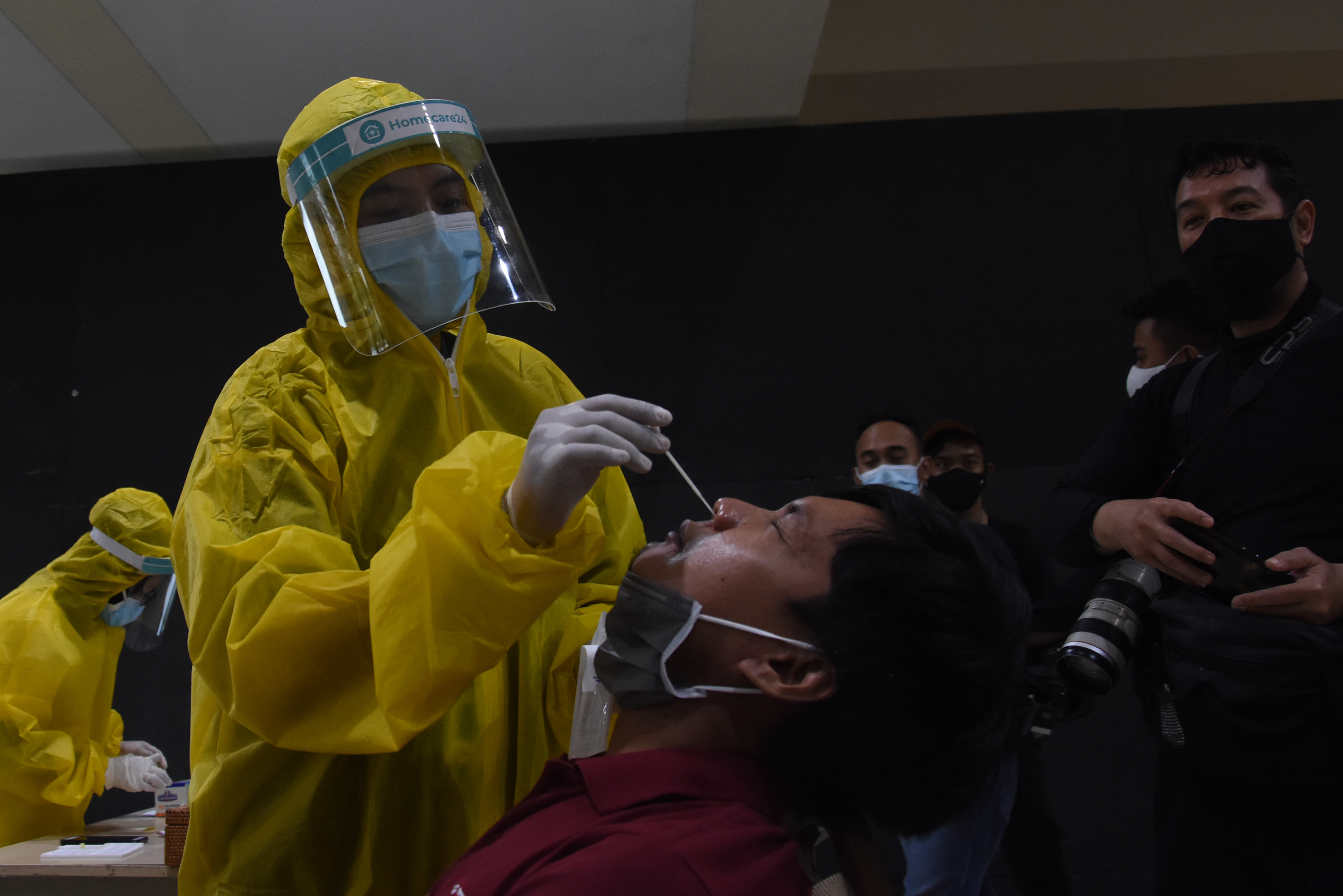 Ilustrasi--Petugas medis melakukan Rapid Test Antigen bagi wartawan di Gedung Komisi Pemberantasan Korupsi (KPK), Jakarta.