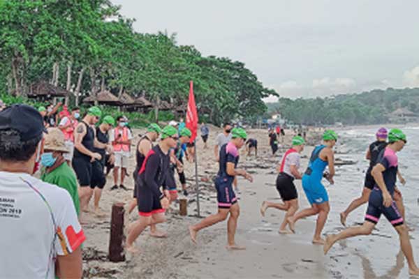 Para peserta Jimbarun Triathlon berkumpul di Pantai Jimbaran, Bali, Minggu (13/12)
