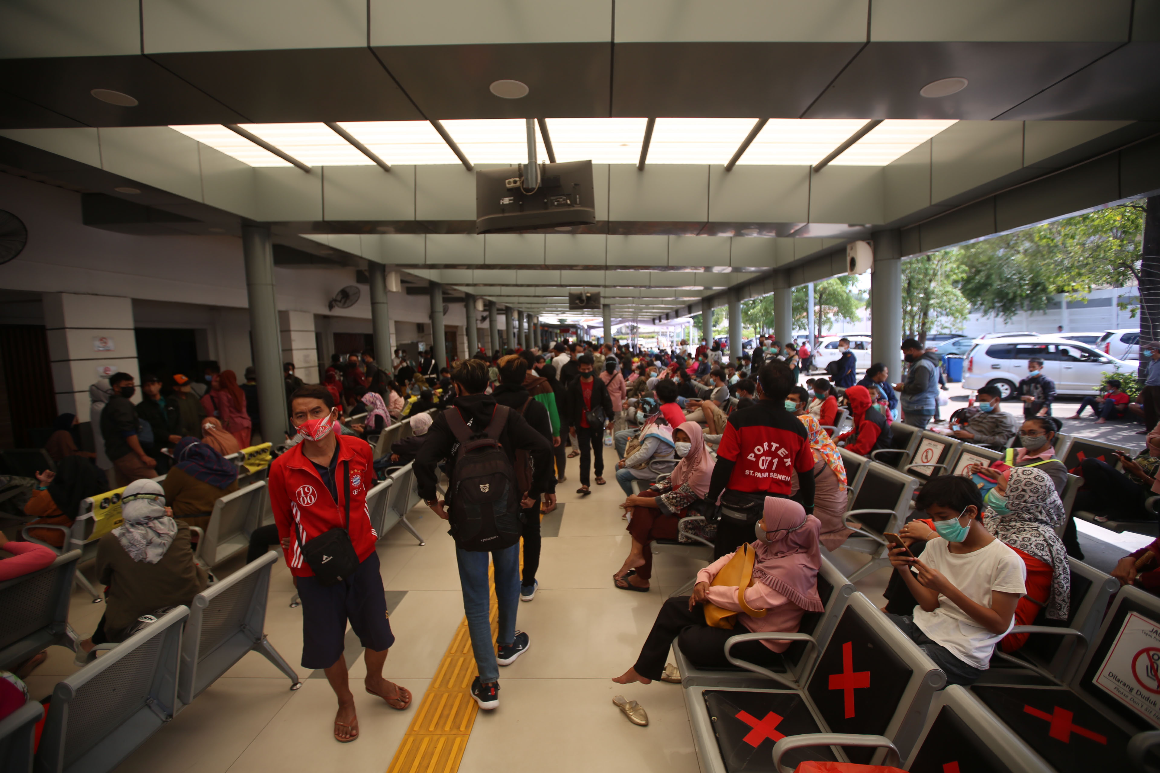 Para pelaku perjalanan di Stasiun Senen Jakarta antri menjalani rapid test antigen