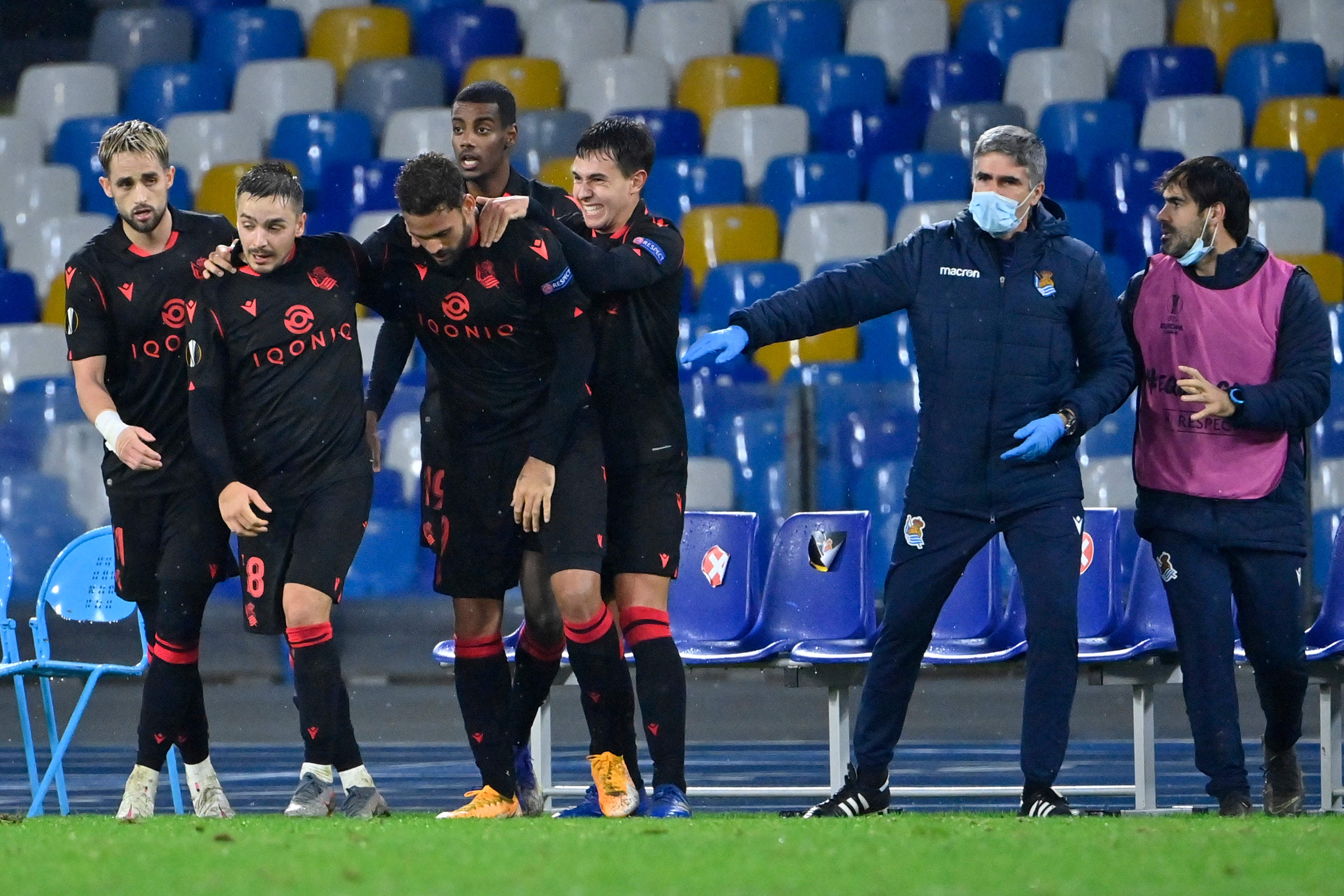 Pemain Real Sociead merayakan gol yang dicetak ke gawang Napoli dalam laga Liga Europa, Jumat (11/12). 