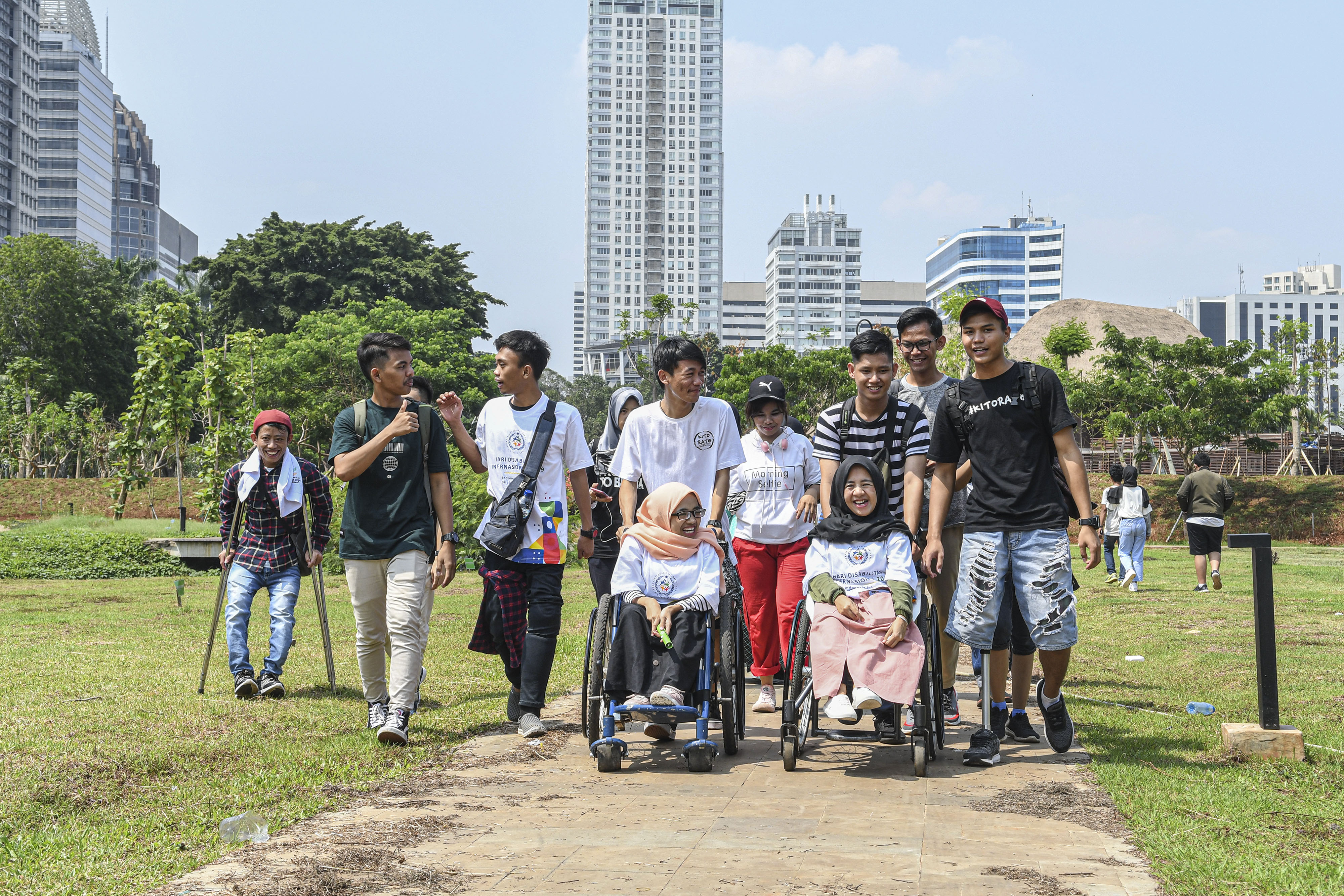 Komunitas BRAVE Hub dari PermataBank berjalan bersama seusai mengikuti gerak jalan saat Hari Bebas Kendaraan Bermotor (CFD).