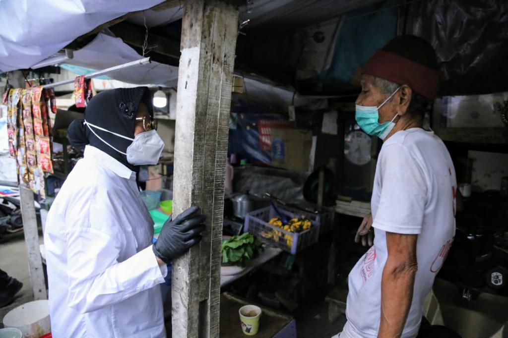 Mensos Tri Rismaharini berdialog dengan seorang pemulung dengan gerobaknya yang bersiap melakukan rutinitas pagi bersama istrinya.