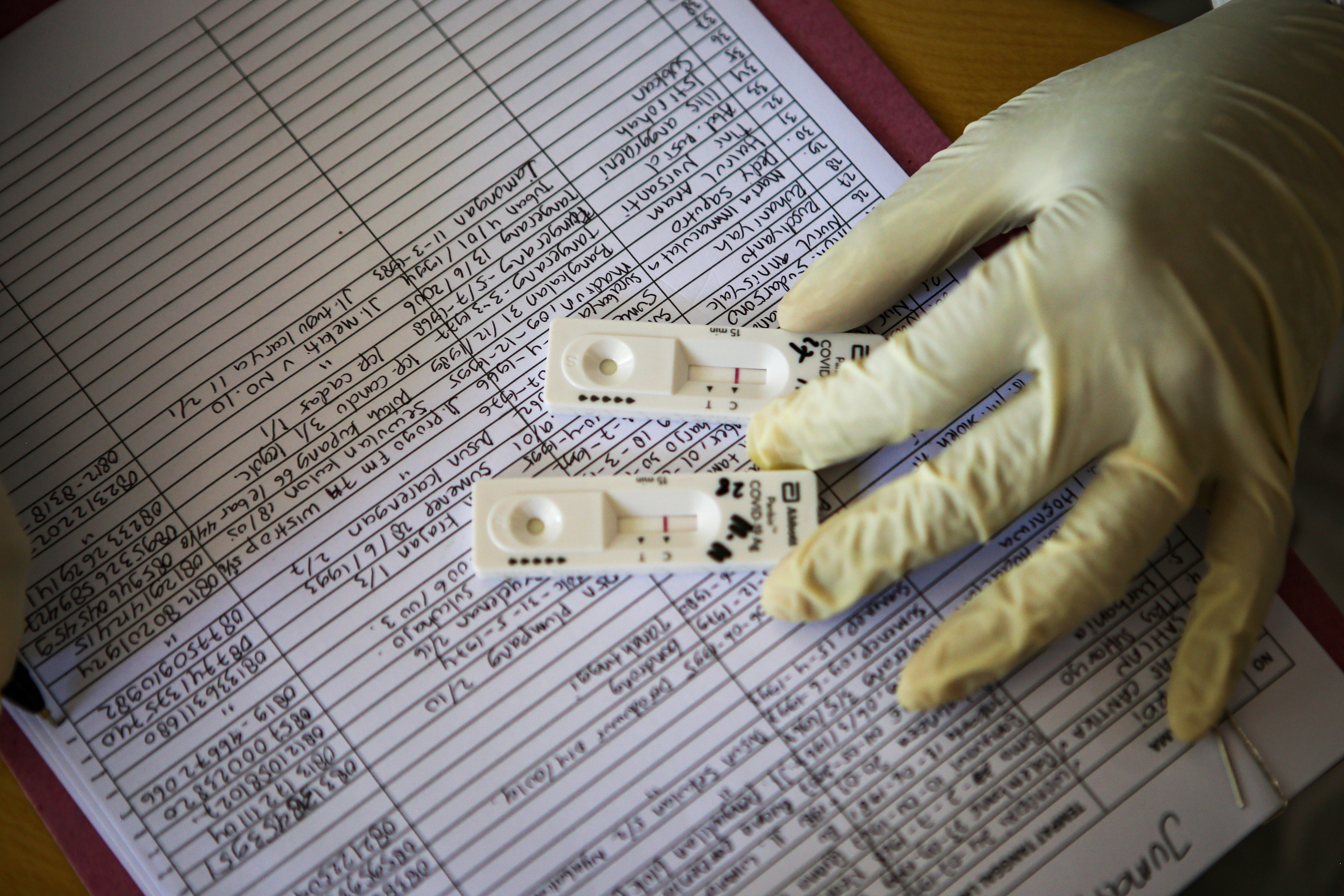 Petugas medis mendata calon penumpang yang mengikuti tes cepat antigen di Terminal Poris Plawad, Kota Tangerang, Banten, Jumat (25/12).