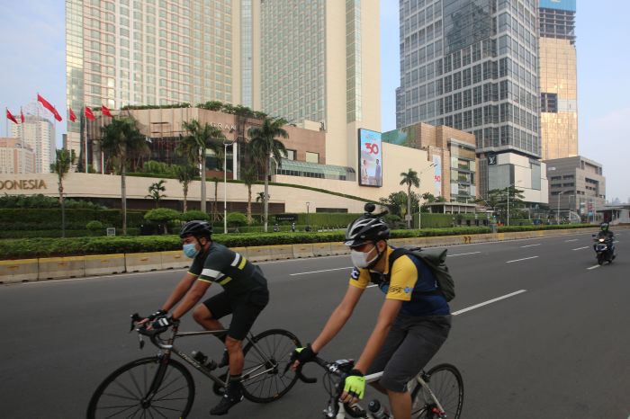Warga berolahraga menggunakan sepeda di kawasan Bundaran HI, Jakarta. 
