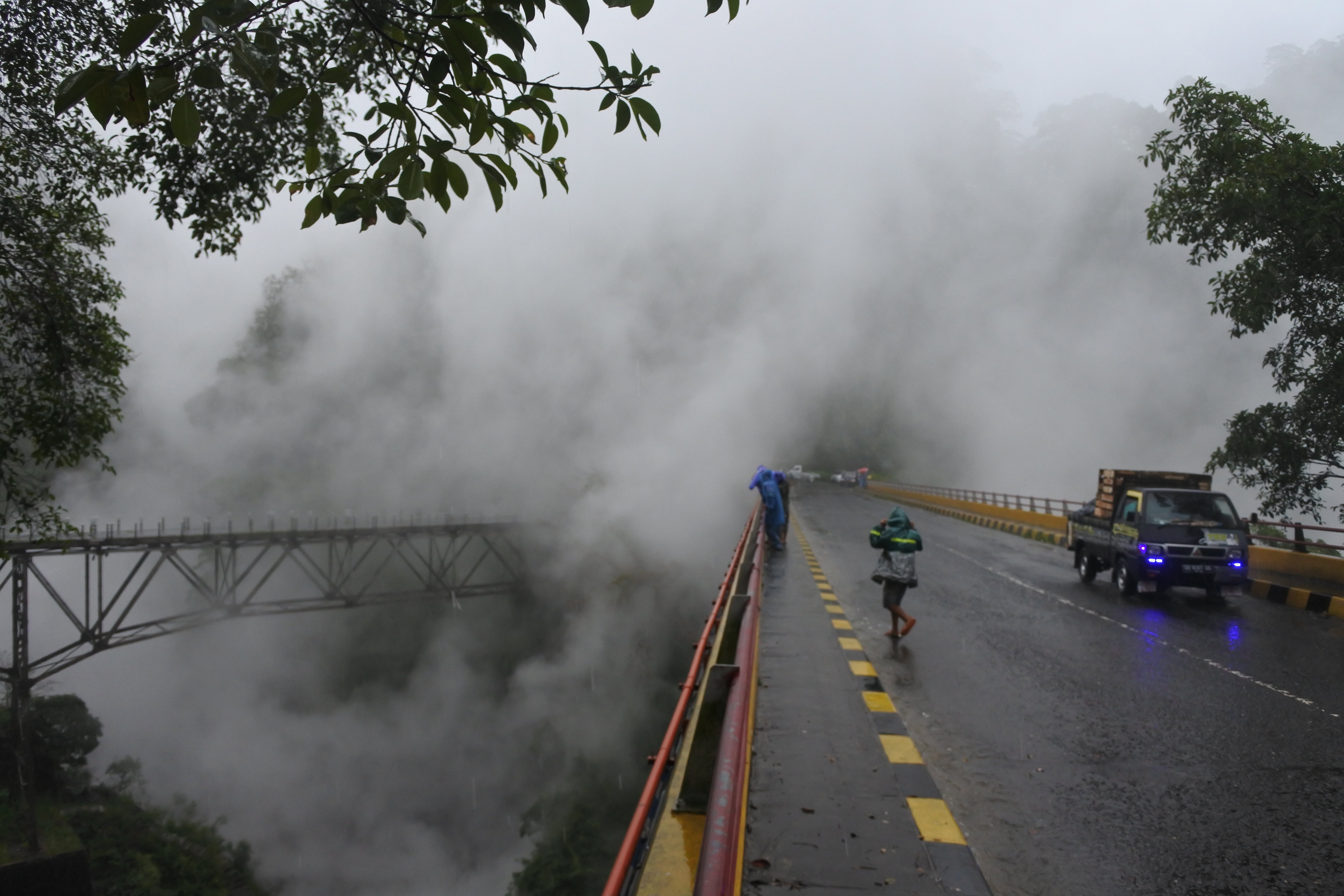 Warga melihat lahar dingin Gunung Semeru, di Jembatan Piket Nol, Candipuro, Lumajang, Jawa Timur, Sabtu (12/12/2020).