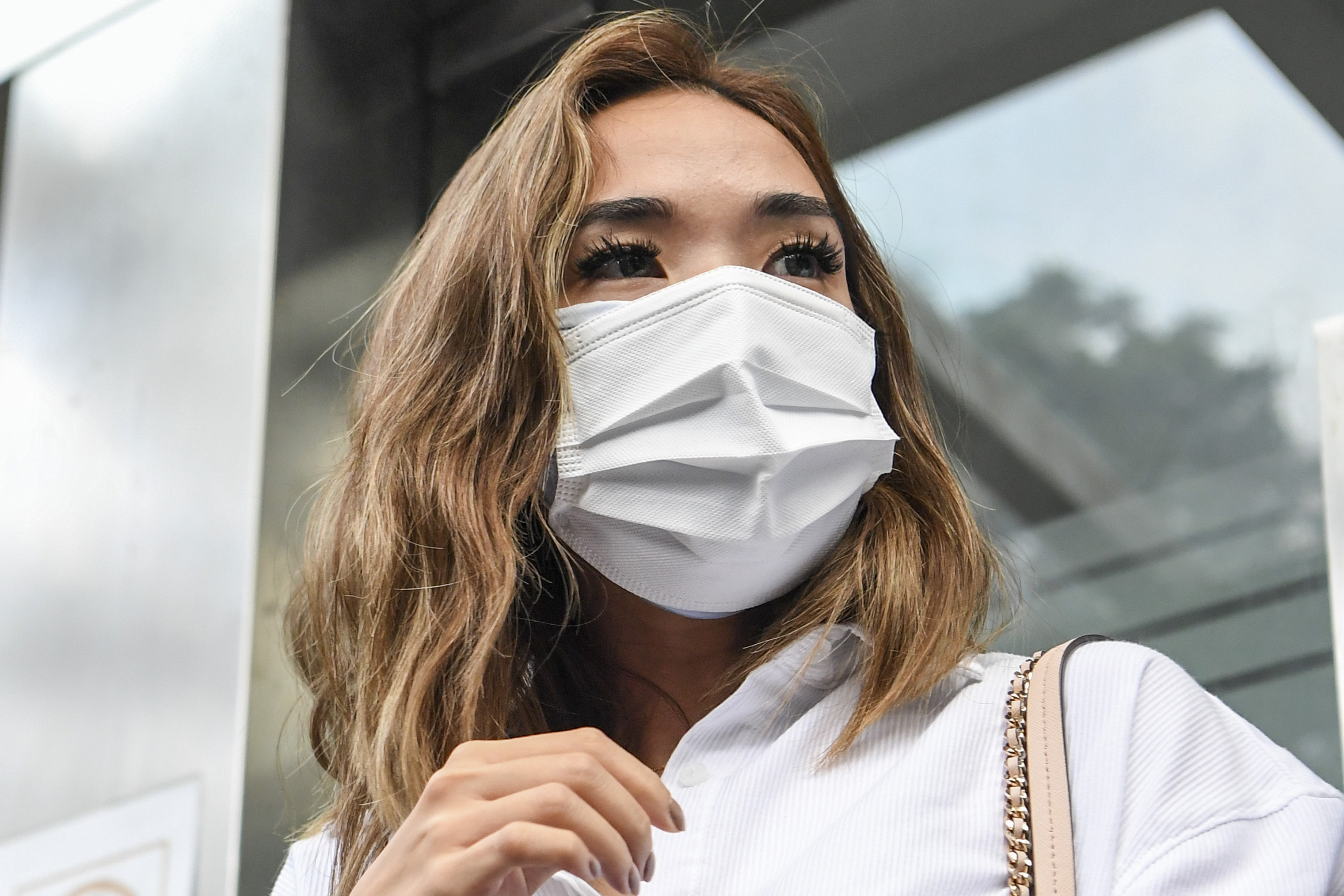 Artis Gisella Anastasia dicecar pertanyaan oleh wartawan usai diperiksa di Gedung Ditkrimsus Mapolda Metro Jaya, Jakarta.