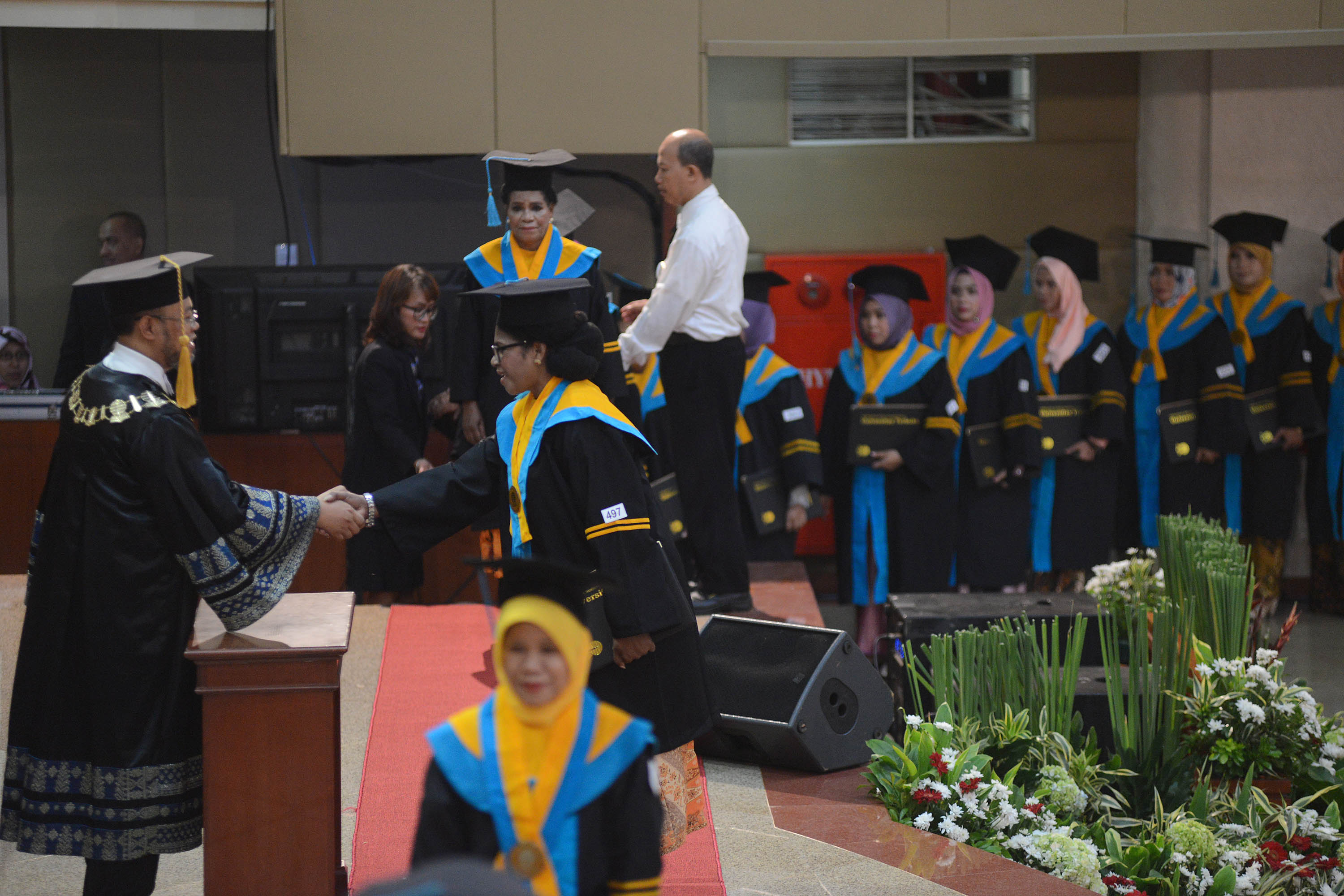 WISUDA: Rektor Universitas Terbuka Ojat Darojat menyampaikan ucapan selamat kepada wisudawan dan wisudawati di Kampus Tangerang Selatan