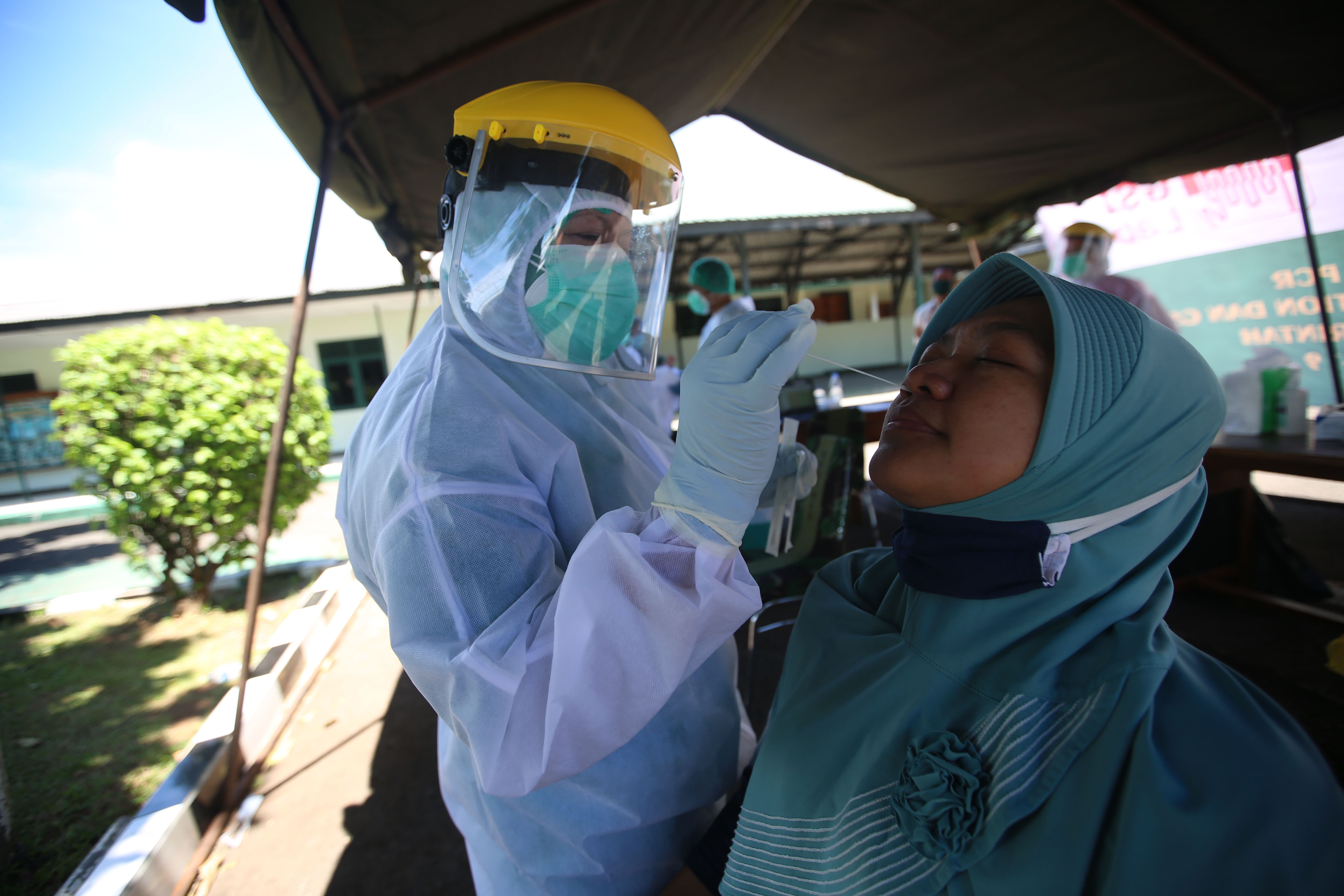Petugas medis melakukan tes usap (swab test) kepada warga di Kompi Pengawal Kostrad, Petukangan Utara, Jakarta Selatan, Selasa (1/12/2020)