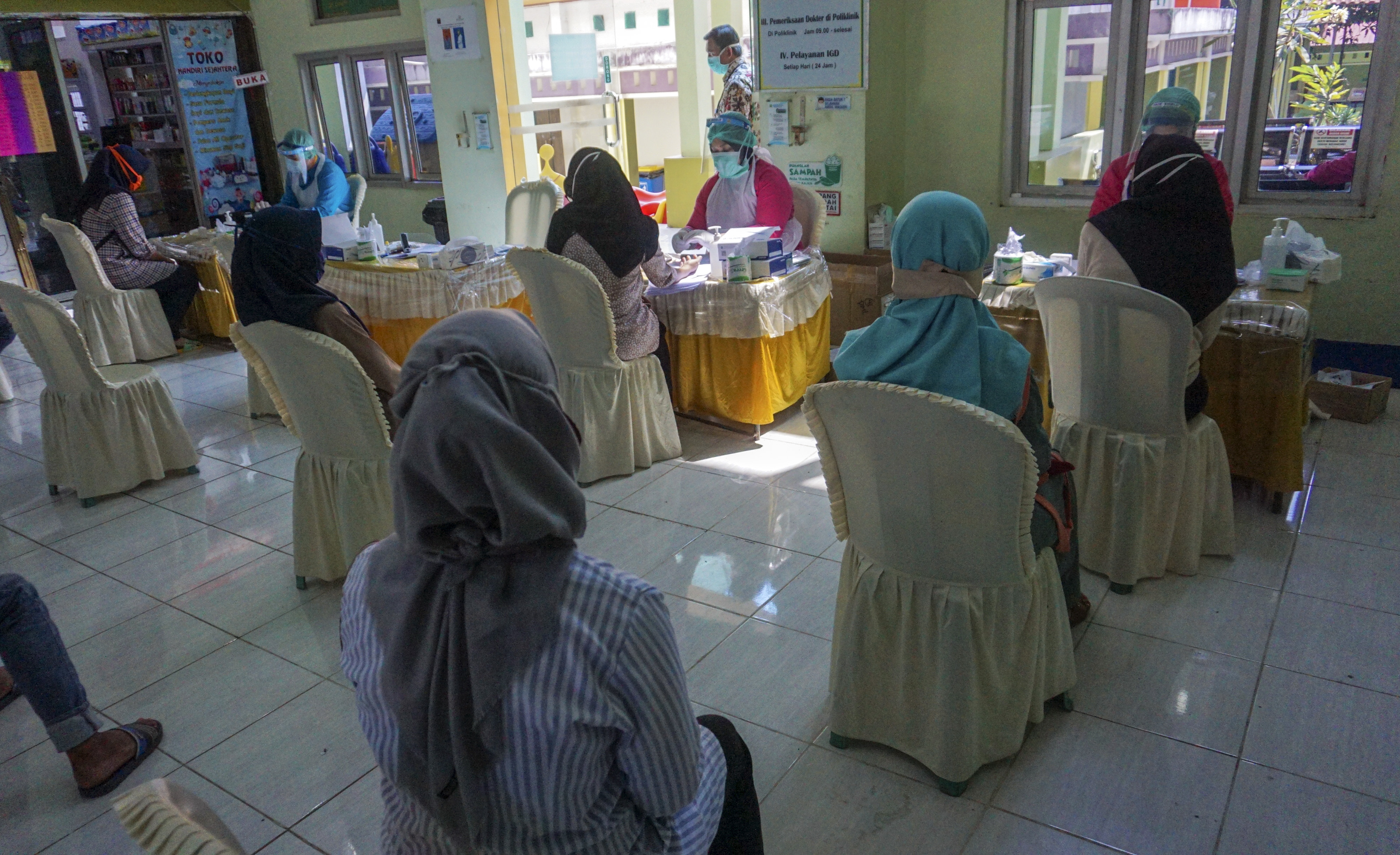  Petugas medis melakukan rapid test petugas penyelenggara pemilu di RSUD Kajen, Kabupaten Pekalongan, Jawa Tengah, Rabu (8/7/2020).