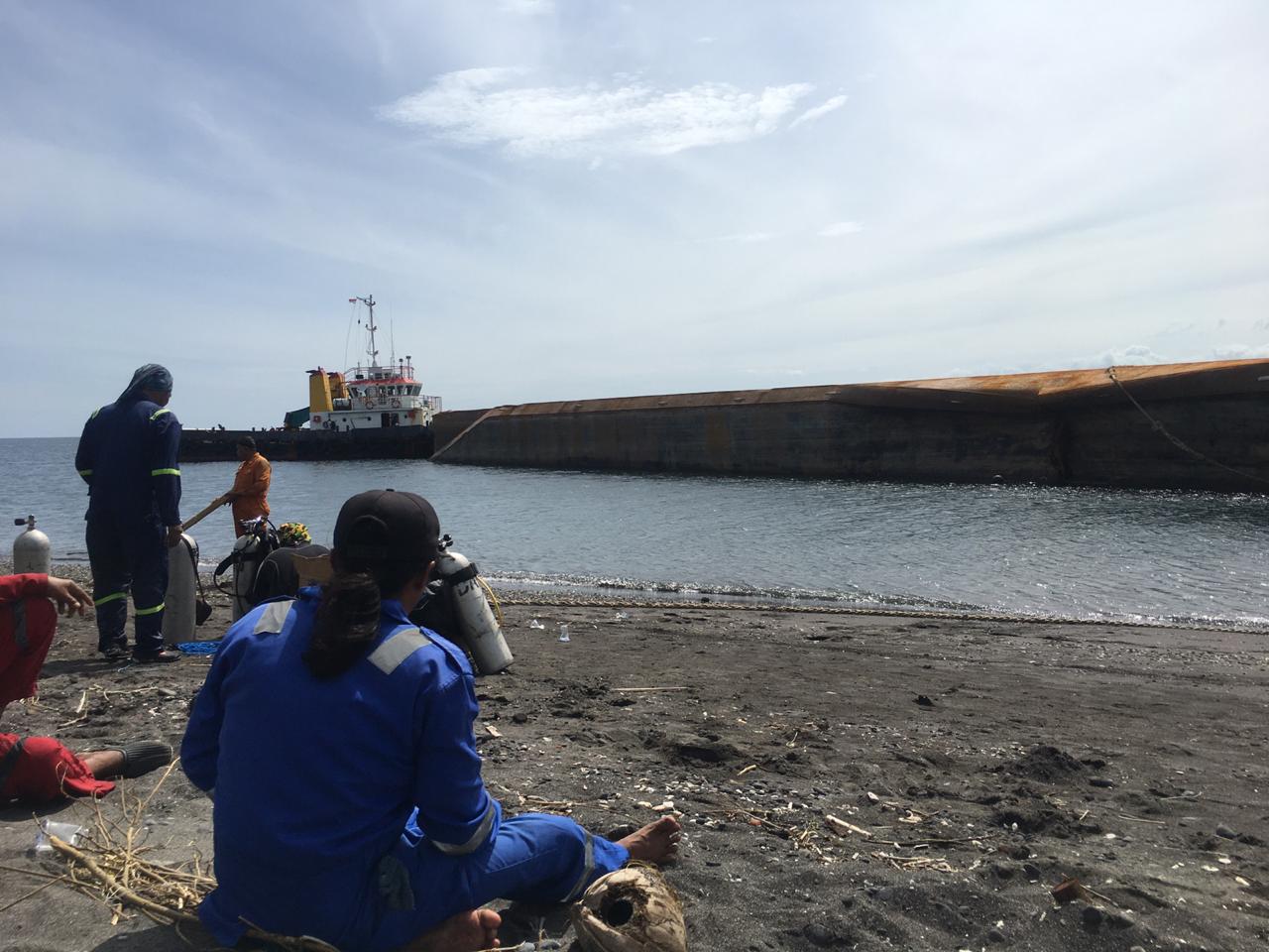 Angkut Bahan Baku Semen Kapal Tongkang Terbalik di Selat Bali