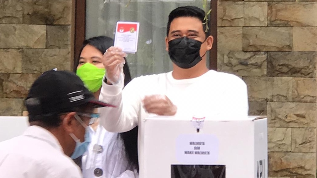 Calon Wali Kota Medan nomor urut 2, Muhammad Bobby Afif Nasution, dan istri, Kahiyang Ayu, saat mencoblos di TPS 22.