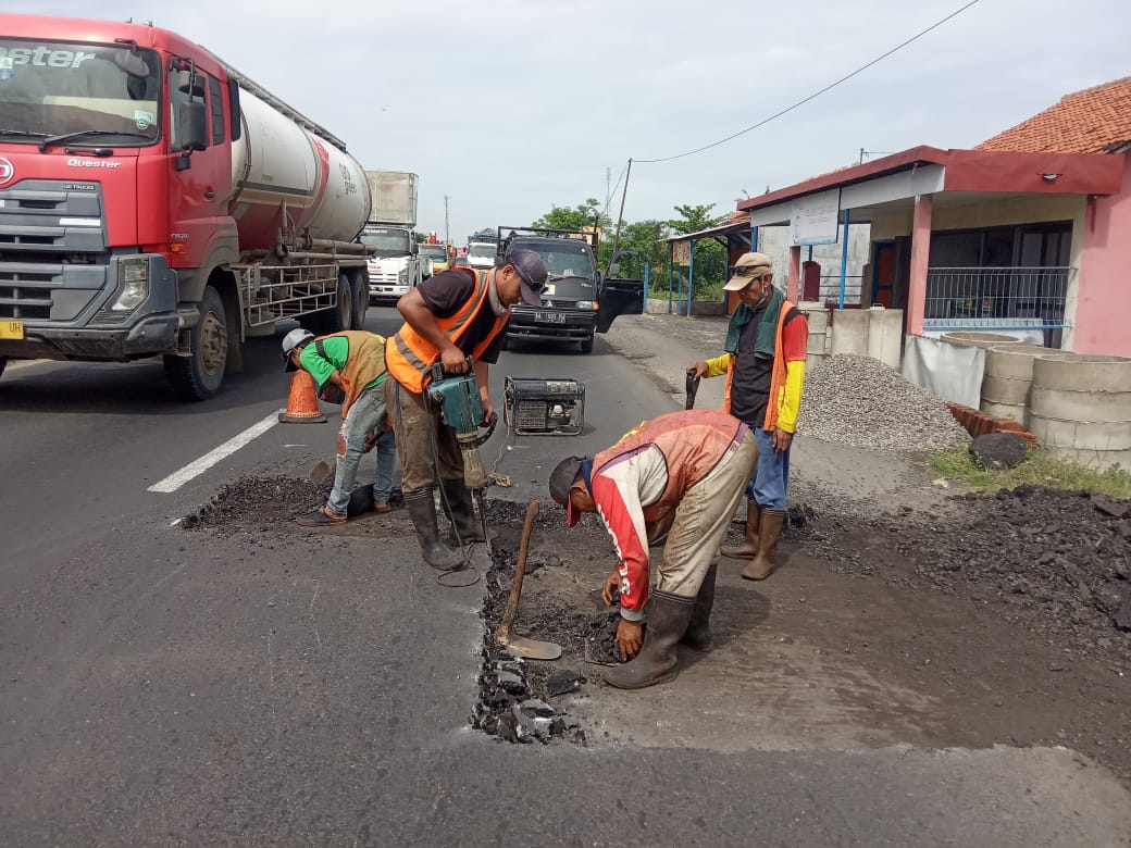 Perbaikan jalan rusak di Jalur Pantura.