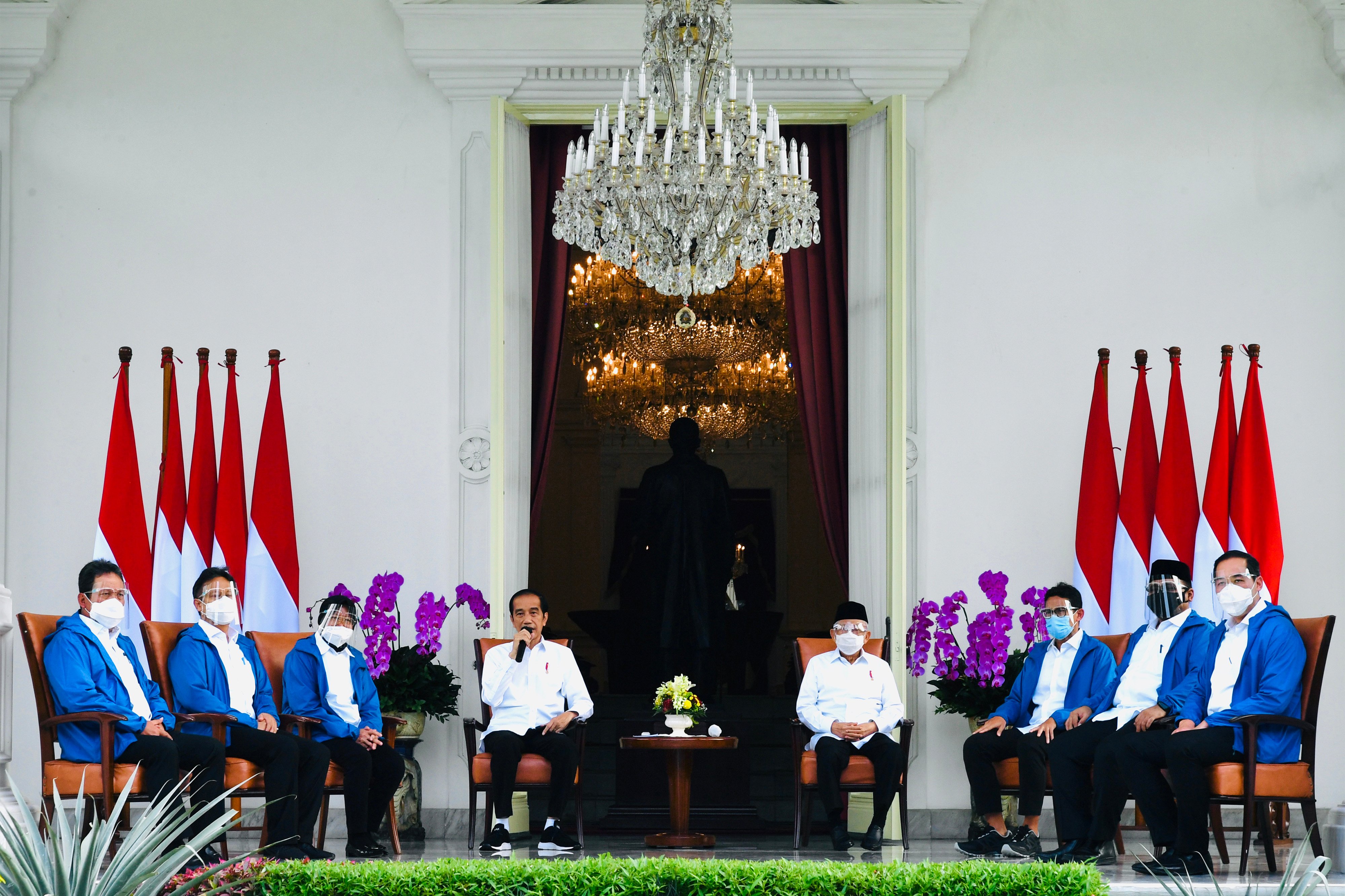 Presiden Joko Widodo (keempat kiri) didampingi Wapres Ma'ruf Amin (keempat kanan) mengumumkan enam orang calon menteri baru.