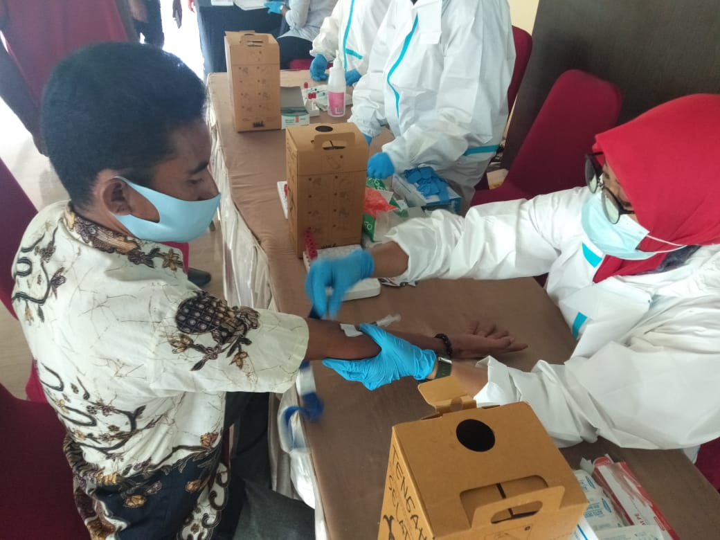 Petugas medis melakukan rapid test kepada petugas pengawas TPS di Maluku Utara menjelang Pilkada 9 Desember 2020.