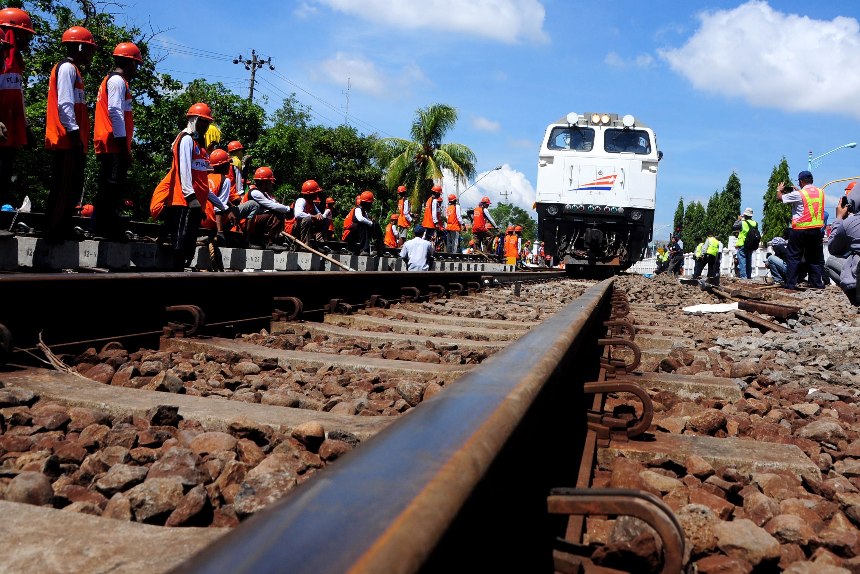 Jalur Ganda Kereta Api Cirebon-Surabaya Rampung 2024