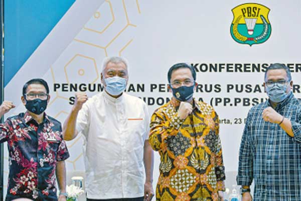 Ketua Umum Pengurus Pusat Persatuan Bulu Tangkis Seluruh Indonesia (PP PBSI) Agung Firman Sampurna (kedua dari kanan)