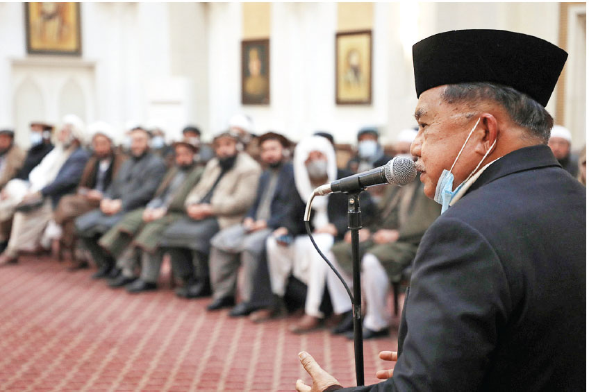 JK UNDANG ULAMA DAN PELAJAR: Mantan Wapres Jusuf Kalla (JK) yang juga Ketua Dewan Masjid Indonesia berbicara di depan ulamaulama Afghanistan