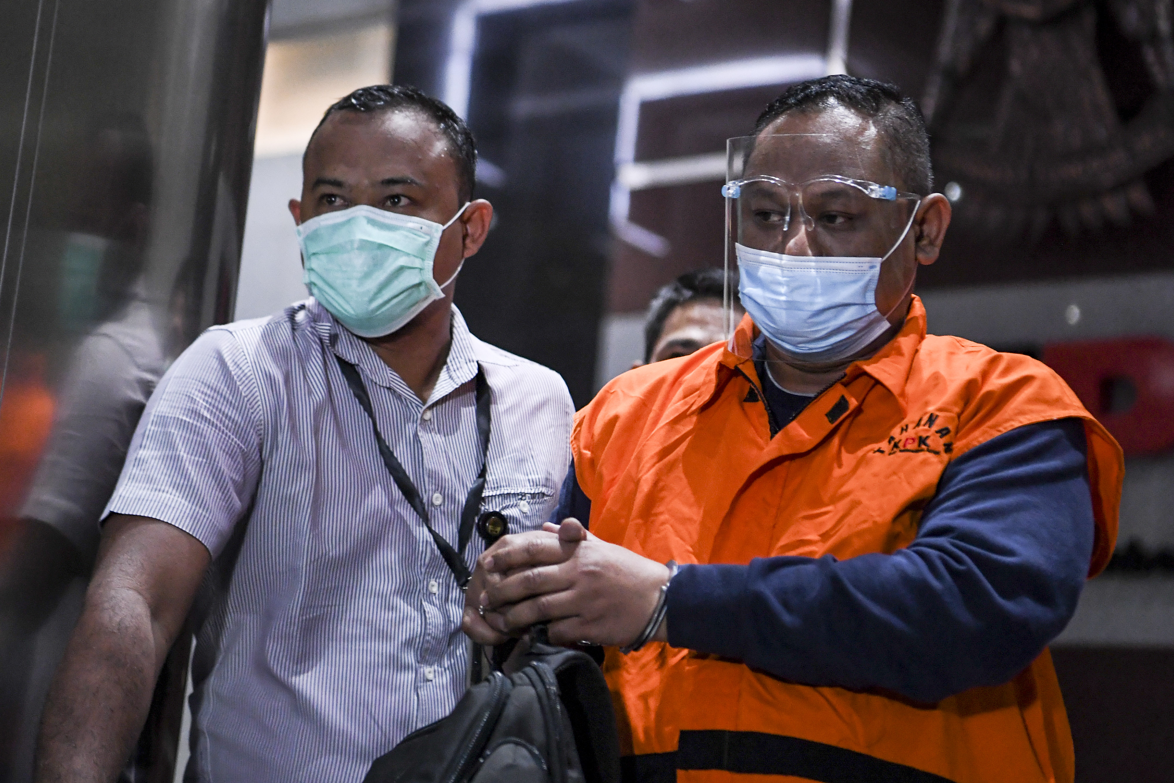 Pejabat Pembuat Komitmen di Kementerian Sosial Matheus Joko Santoso (kanan) berjalan menuju mobil tahanan 