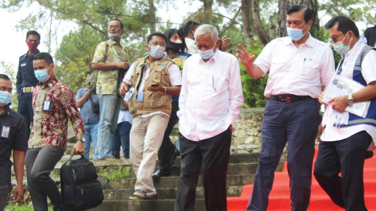 MeaMenteri Koordinator Kemaritiman dan Investasi Luhut Binsanteri Koordinator Kemaritiman dan Investasi Luhut Binsar Panjaitan (kedua kanan)