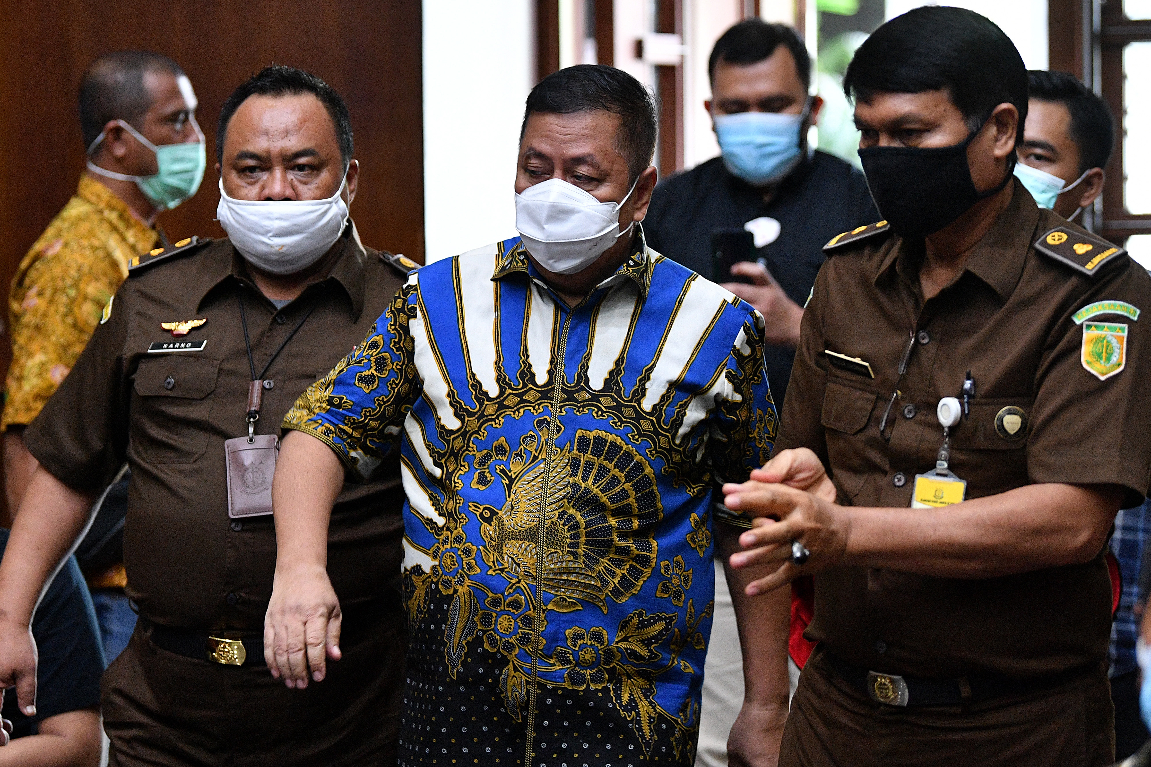 Terdakwa selaku perantara pemberian suap dari Djoko Tjandra, Tommy Sumardi (tengah) tiba untuk menjalani sidang putusan.