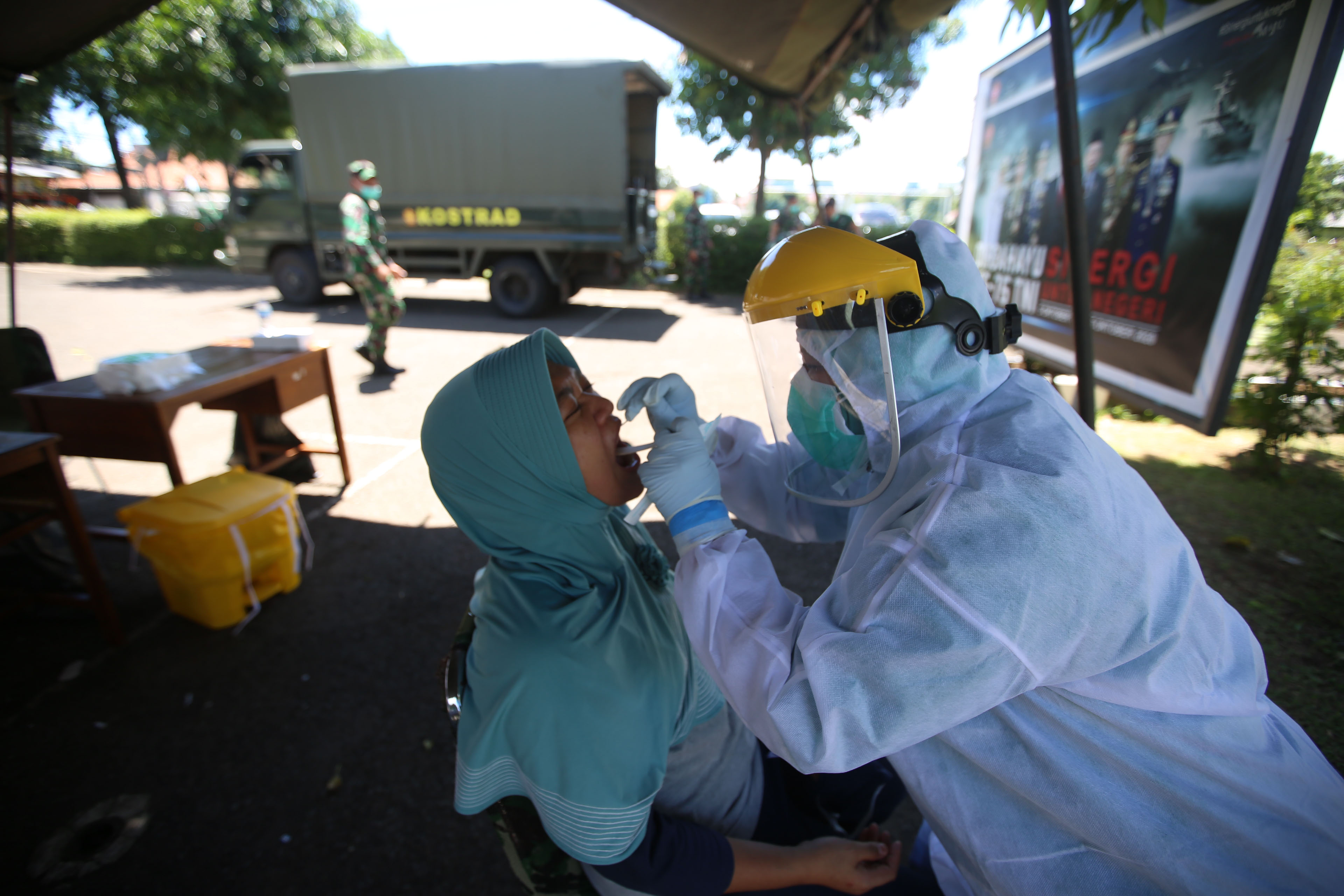 Tenaga medis melakukan tes usap pada warga Petukangan Utara, Jakarta Selatan