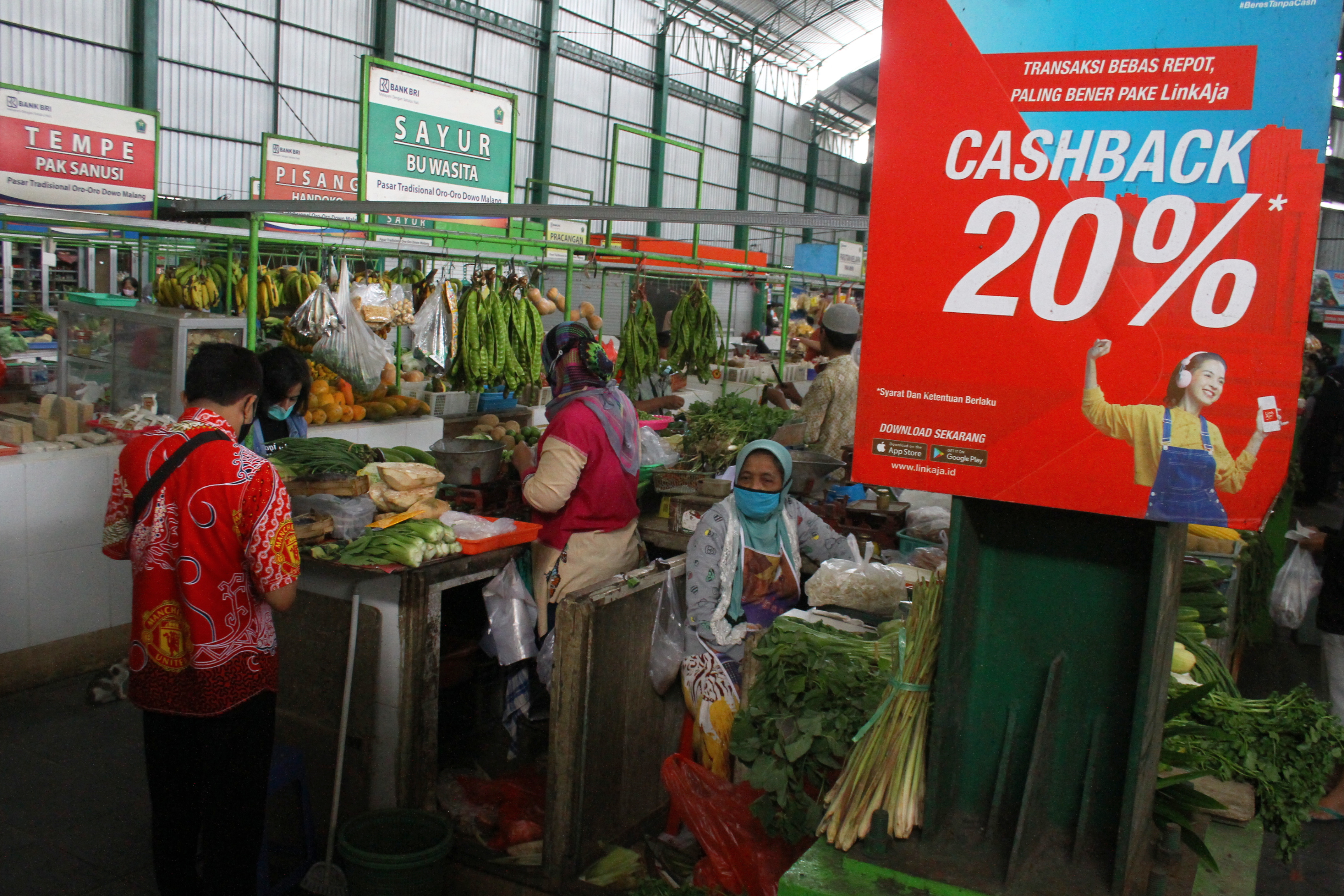 Pedagang menyiapkan pesanan konsumen di pasar tradisional terintegrasi secara digital melalui laman pasar.id di Pasar Oro-Oro Dowo Malang.