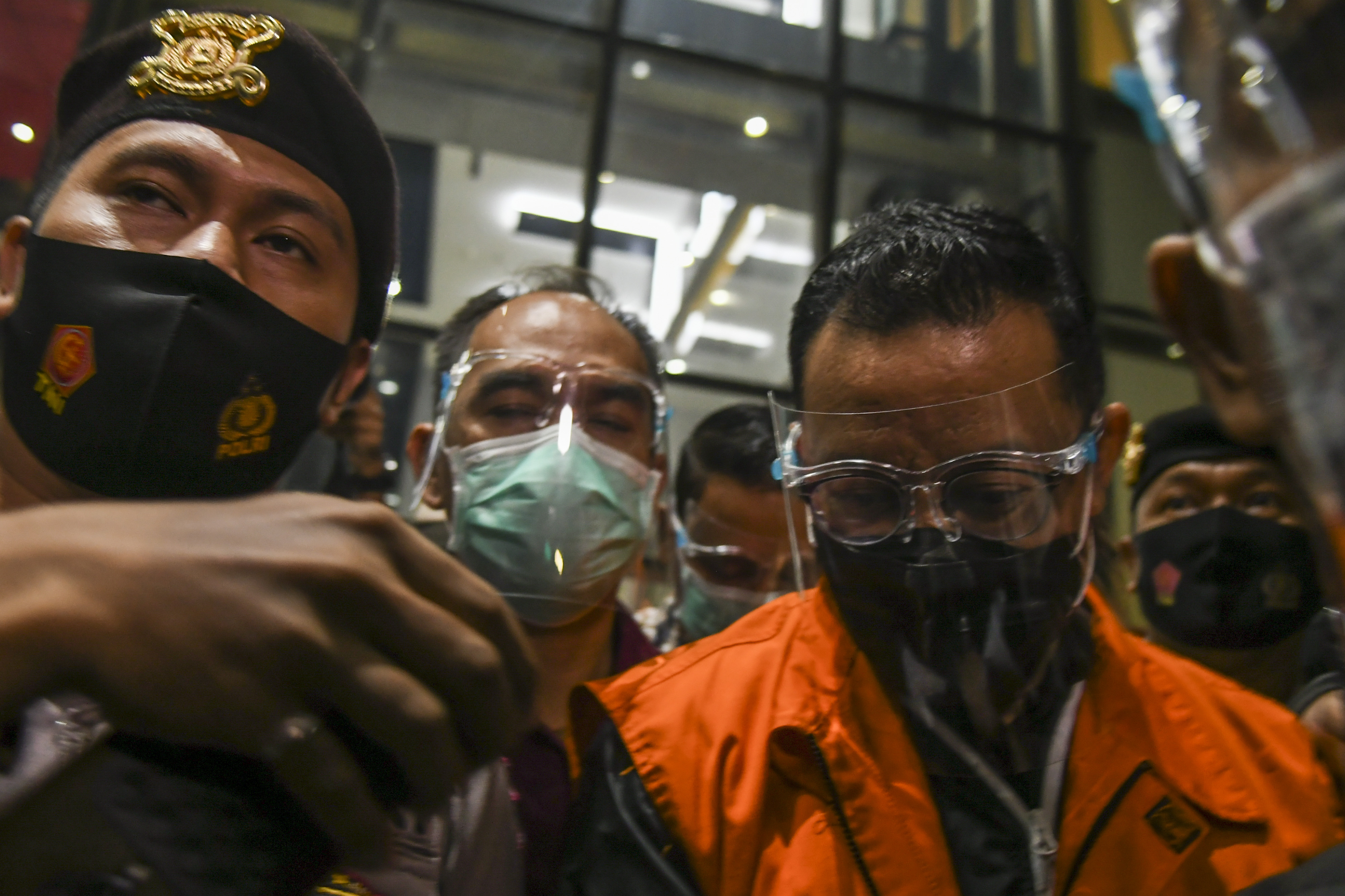 Menteri Sosial Juliari P Batubara (rompi oranye), salah satu tersangka kasus dugaan korupsi bantuan sosial covid-19, Minggu (6/12).